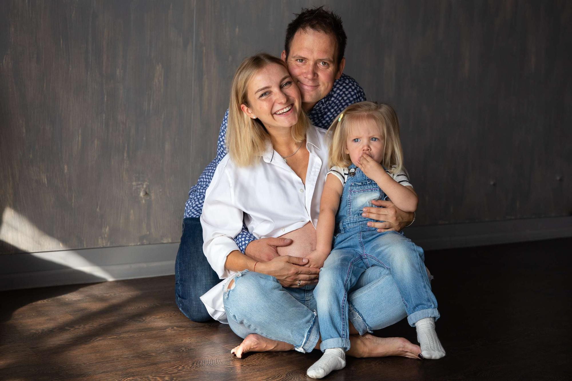 Студийная семейная съемка в ожидании второго малыша. Семейный и школьный фотограф в Москве Анна Ткач