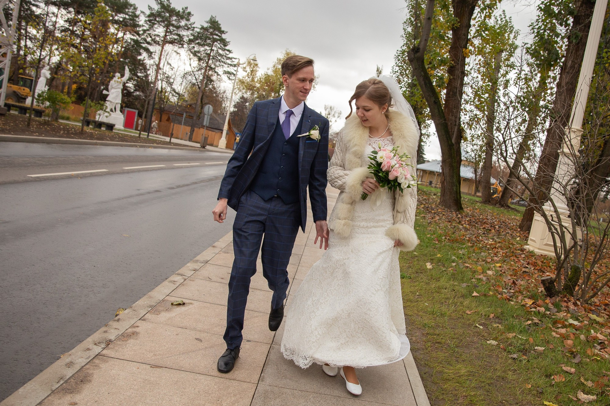 Свадебная прогулка для молодой пары на ВДНХ в Москве осенью. Семейный и школьный фотограф в Москве Анна Ткач