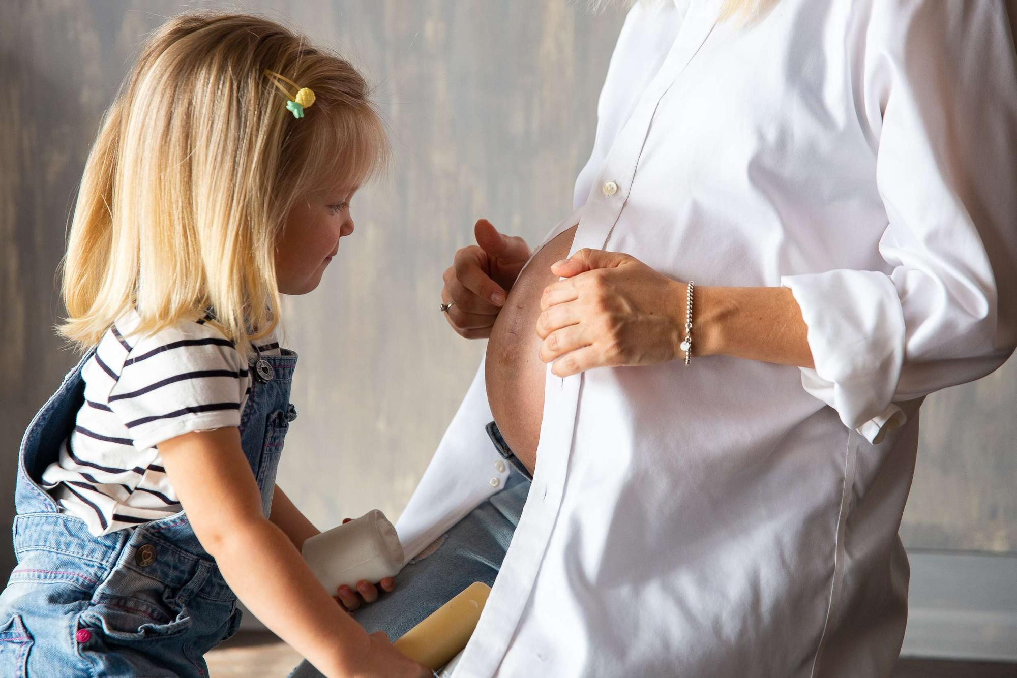 Студийная семейная съемка в ожидании второго малыша. Семейный и школьный фотограф в Москве Анна Ткач