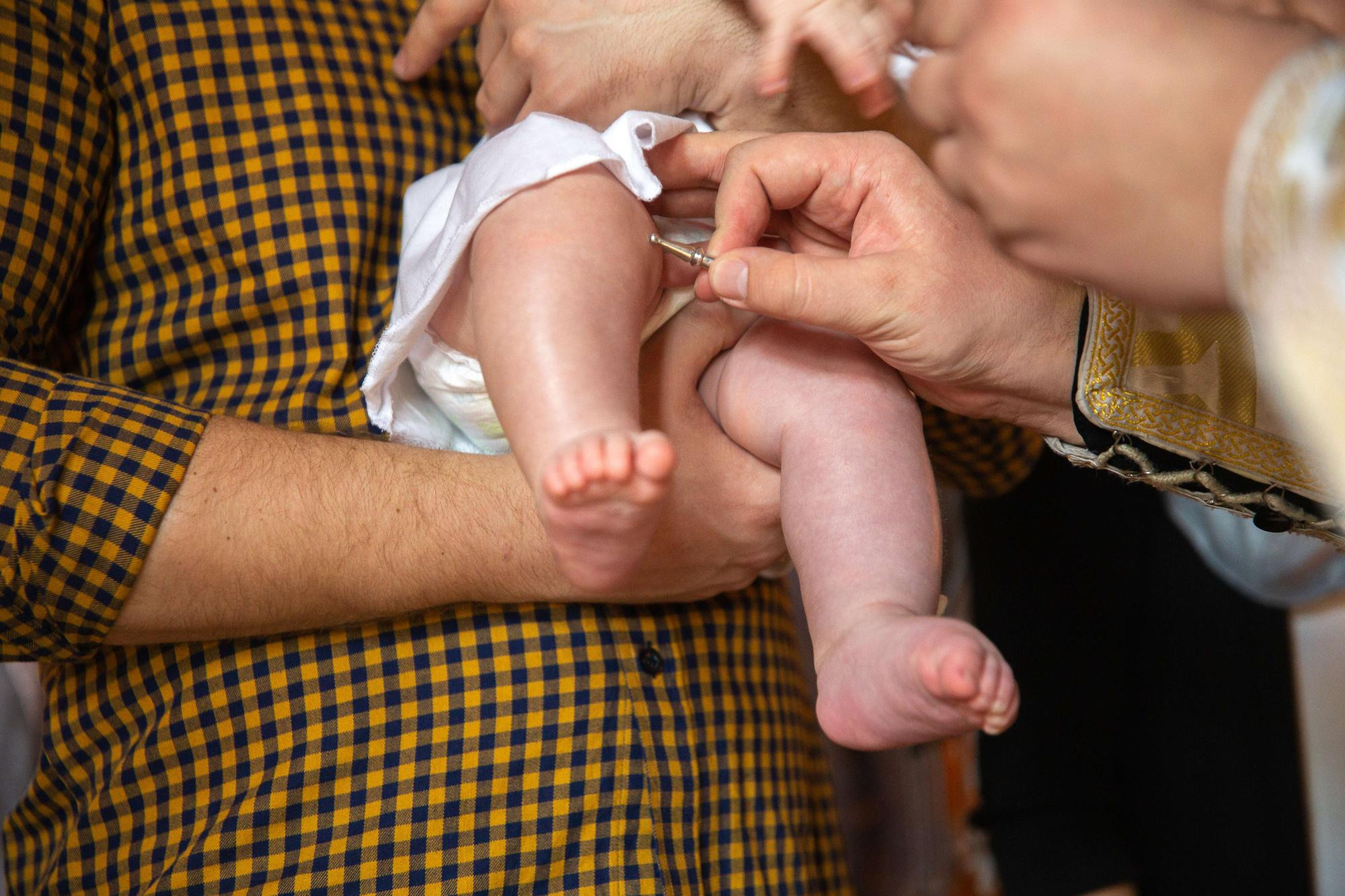 Крещение новорожденного мальчика в деревянном храме в Москве. Семейный и школьный фотограф в Москве Анна Ткач