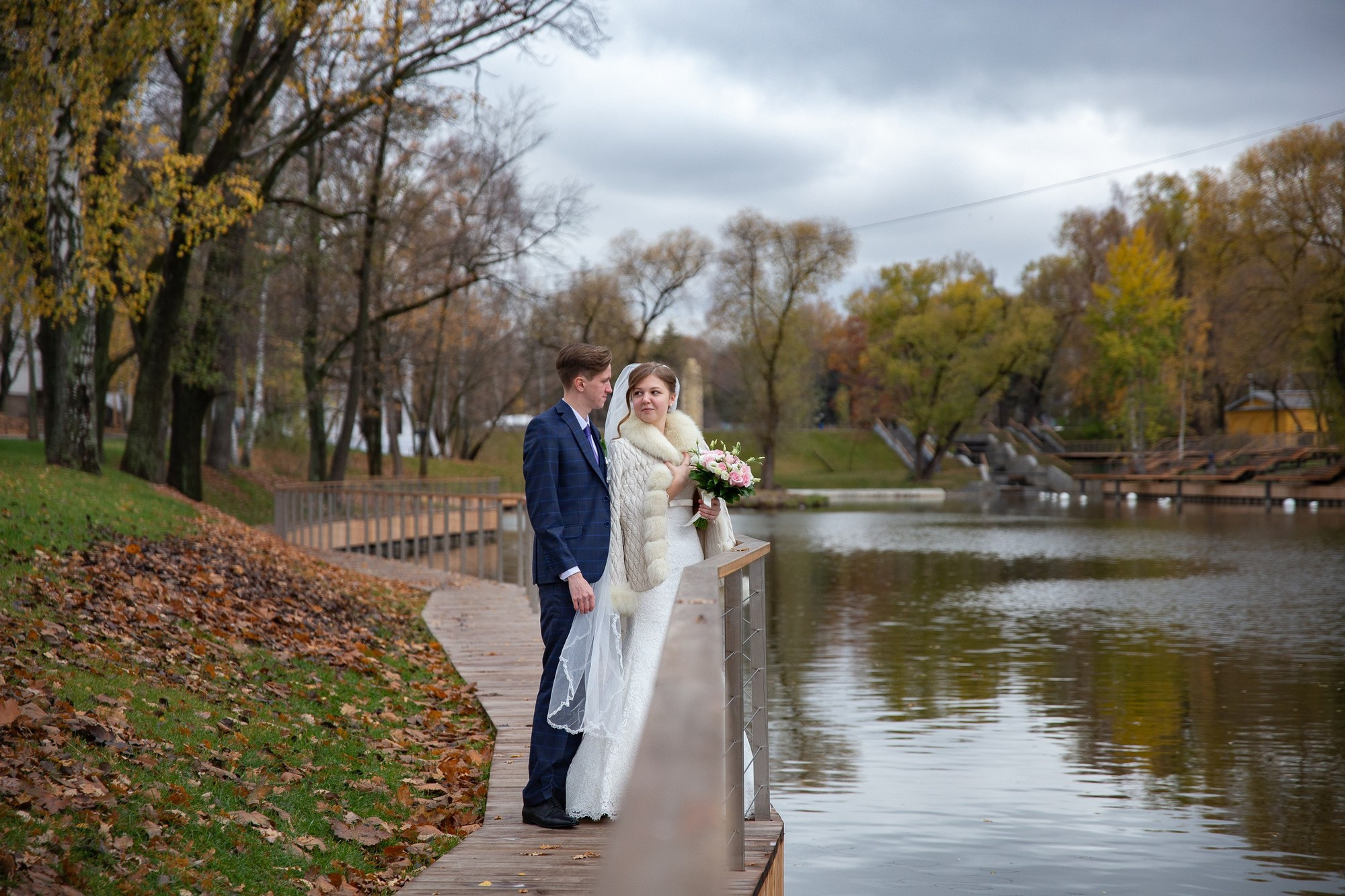 Свадебная прогулка для молодой пары на ВДНХ в Москве осенью. Семейный и школьный фотограф в Москве Анна Ткач
