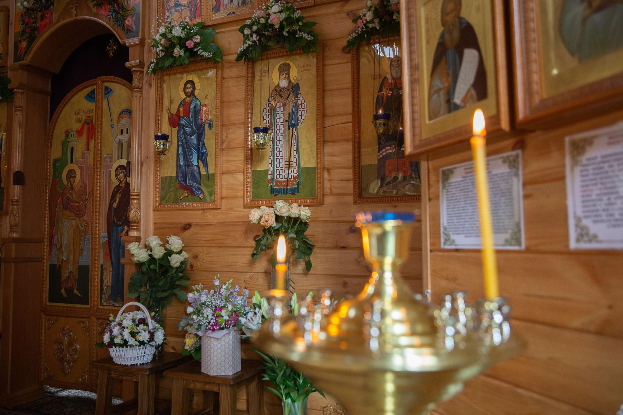 Крещение новорожденного мальчика в деревянном храме в Москве. Семейный и школьный фотограф в Москве Анна Ткач