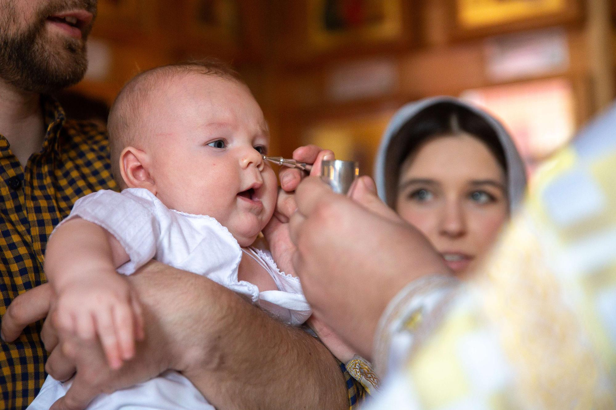 Крещение новорожденного мальчика в деревянном храме в Москве. Семейный и школьный фотограф в Москве Анна Ткач
