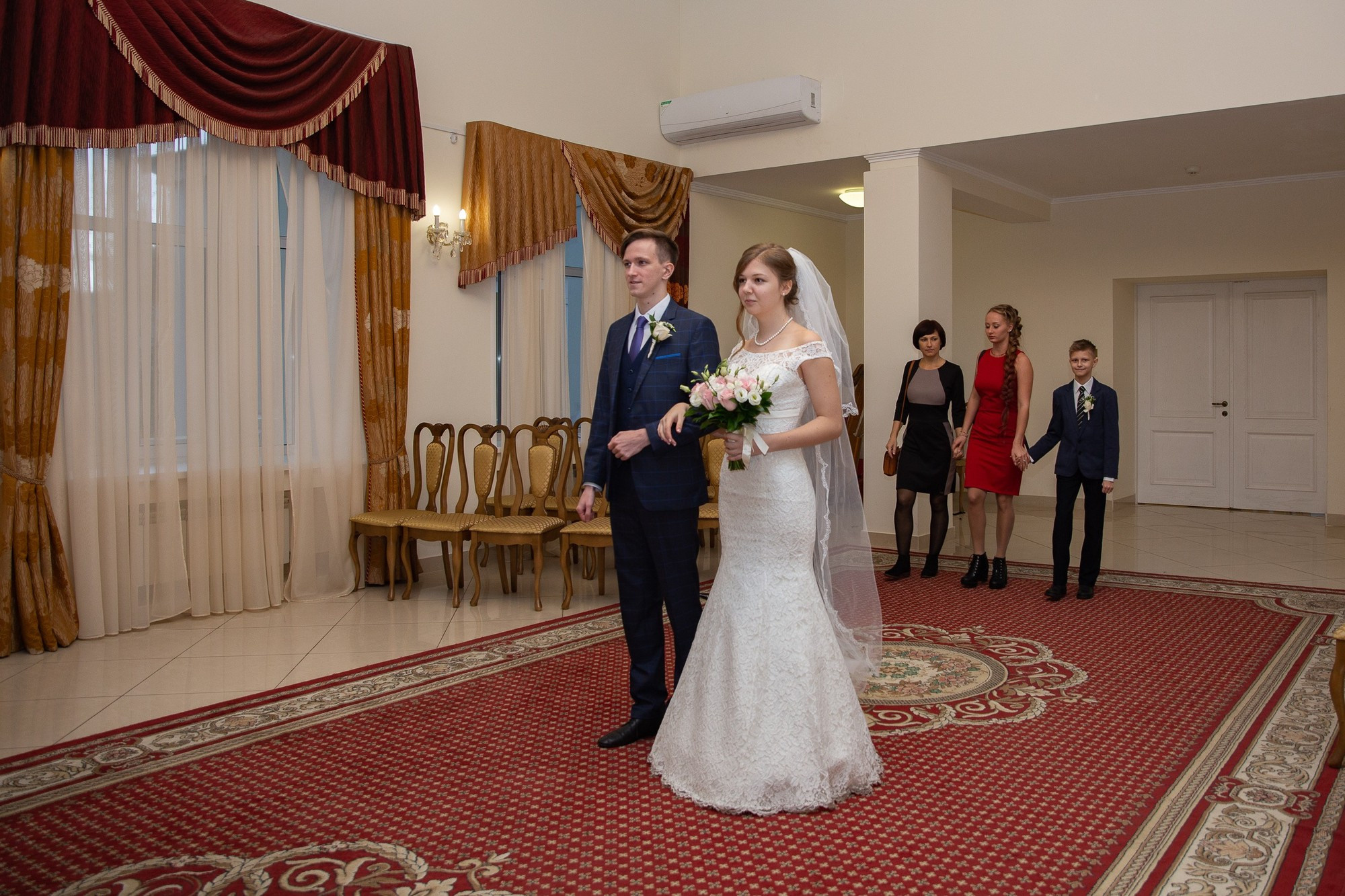 Свадебная прогулка для молодой пары на ВДНХ в Москве осенью. Семейный и школьный фотограф в Москве Анна Ткач