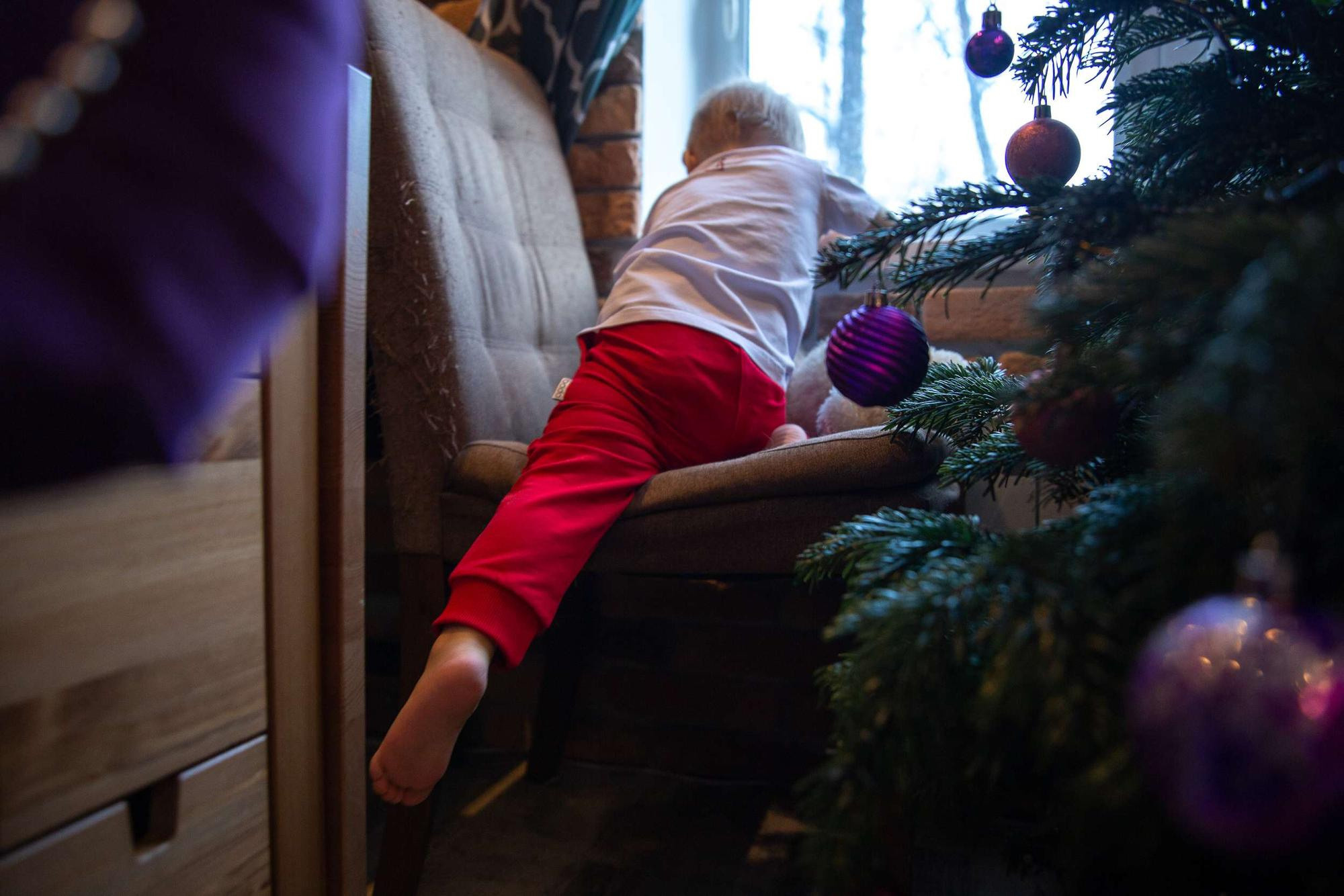 Новогодняя фотосессия в квартире для маленького мальчика и его мамы. Семейный и школьный фотограф в Москве Анна Ткач