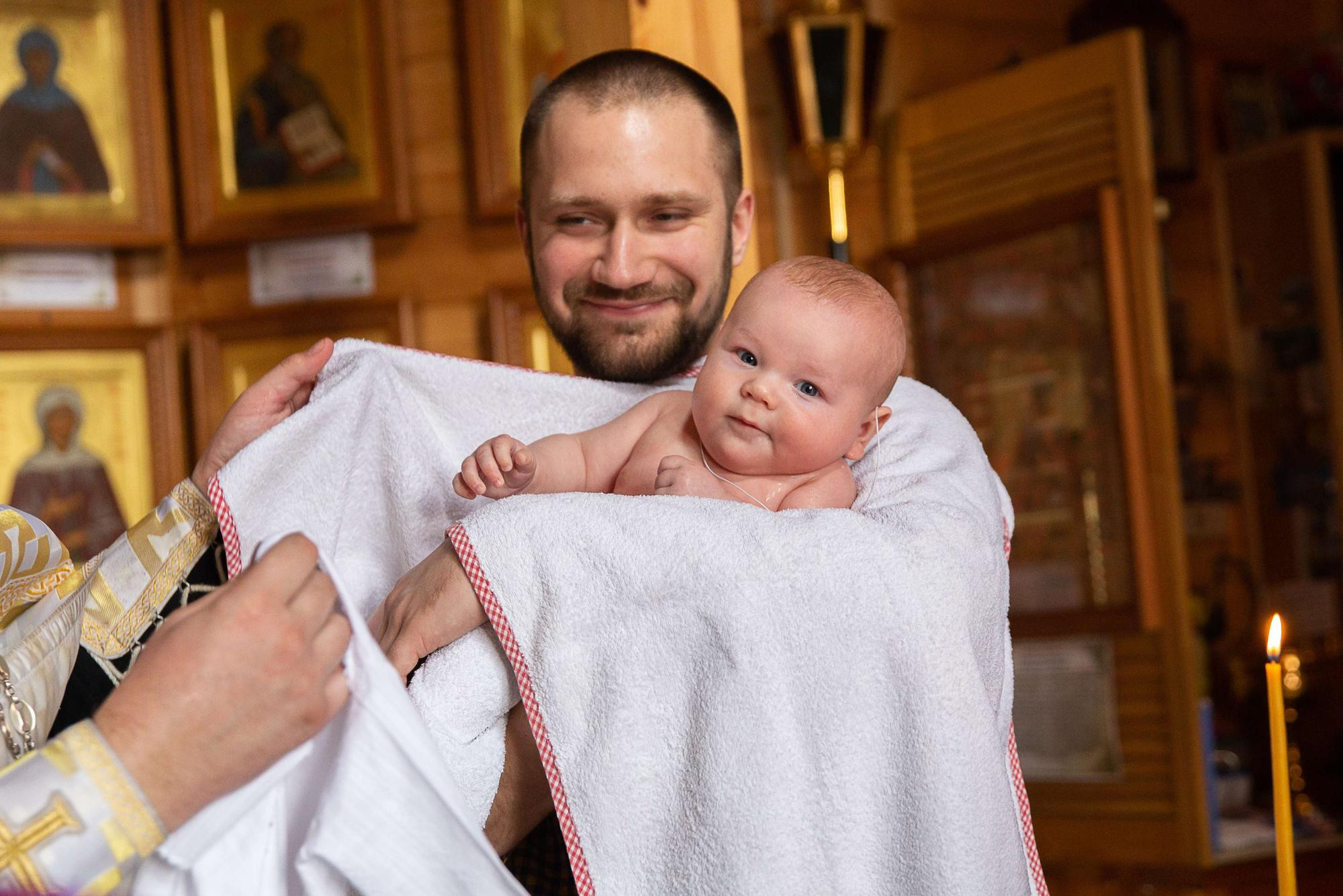 Крещение новорожденного мальчика в деревянном храме в Москве. Семейный и школьный фотограф в Москве Анна Ткач