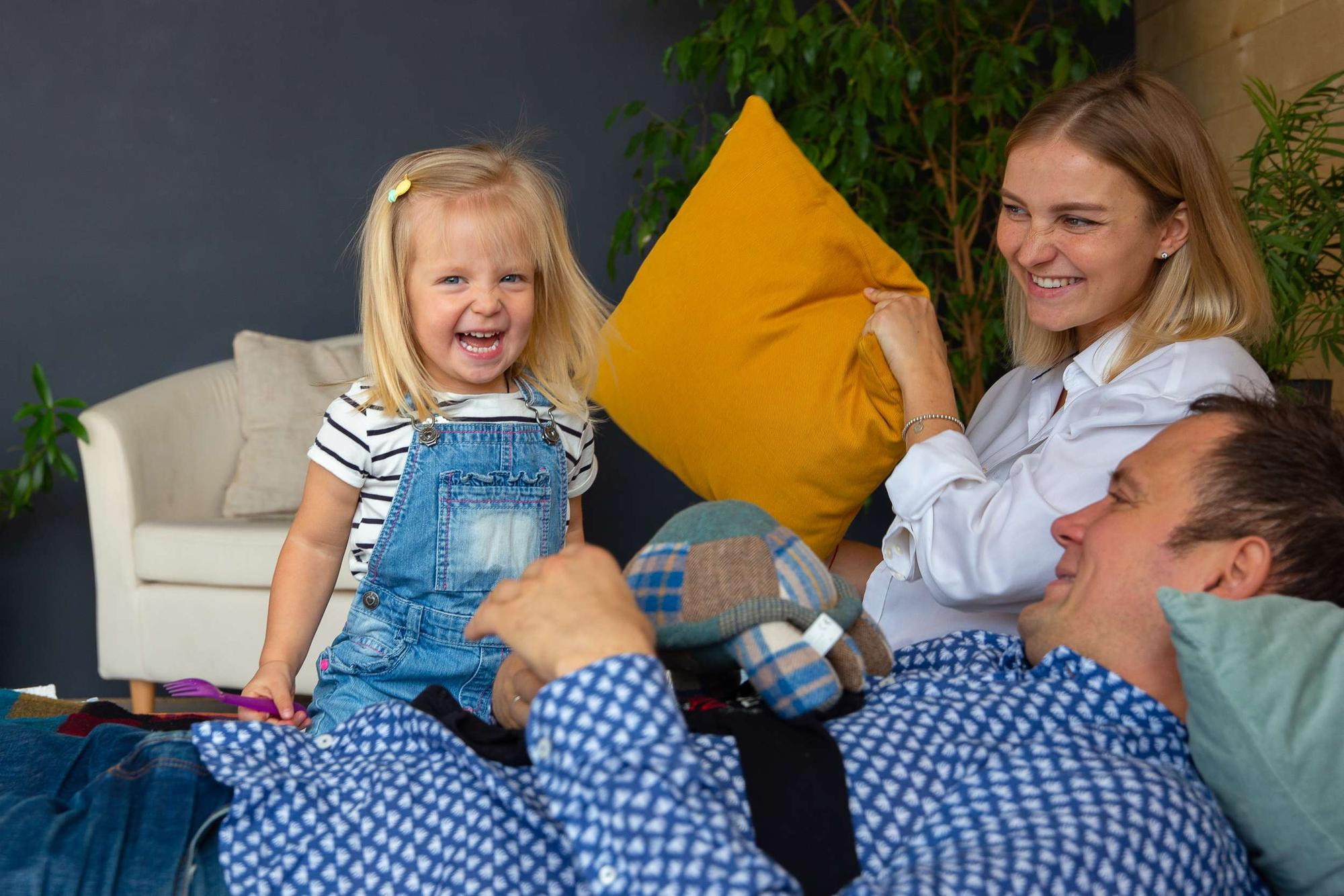 Студийная семейная съемка в ожидании второго малыша. Семейный и школьный фотограф в Москве Анна Ткач