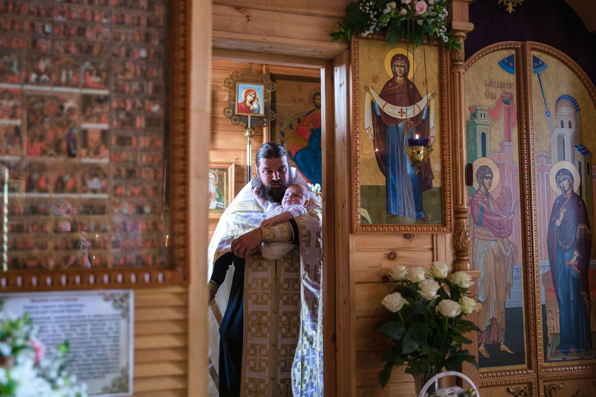 Крещение новорожденного мальчика в деревянном храме в Москве. Семейный и школьный фотограф в Москве Анна Ткач