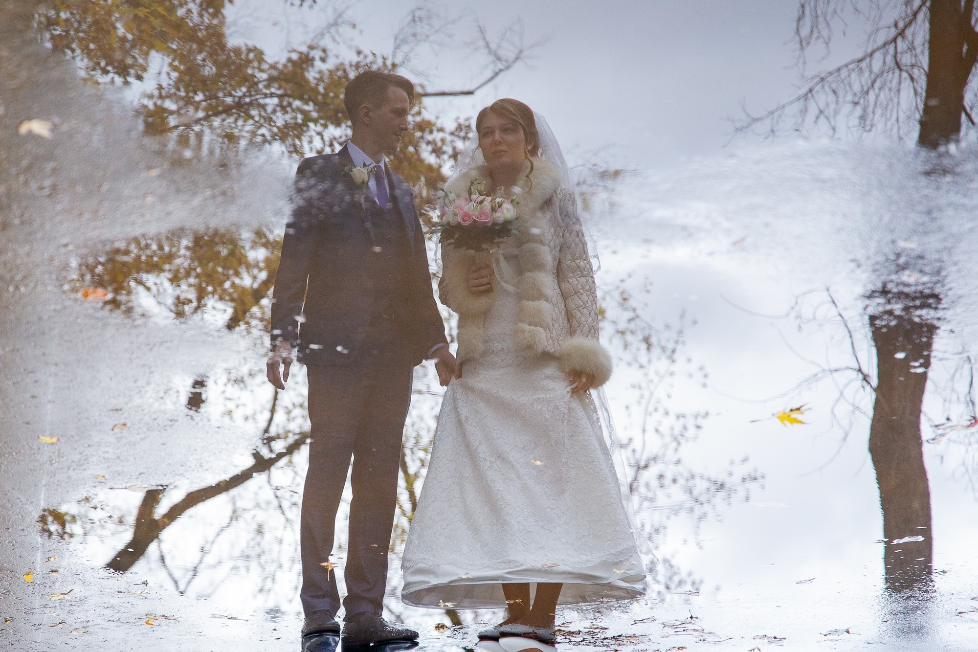 Свадебная прогулка для молодой пары на ВДНХ в Москве осенью. Семейный и школьный фотограф в Москве Анна Ткач