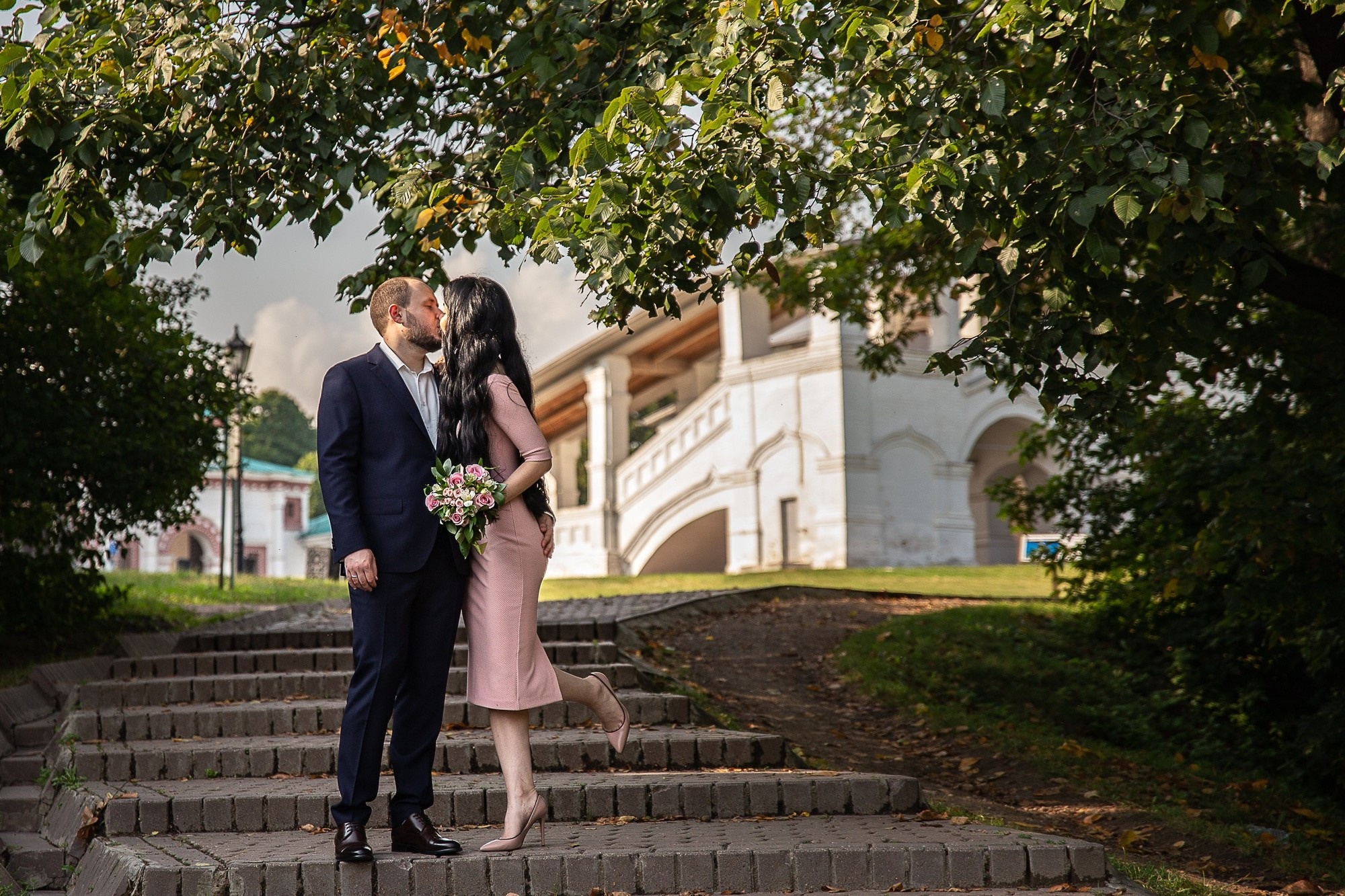 Свадебная прогулка в парке Коломенское в Москве летом. Семейный и школьный фотограф в Москве Анна Ткач