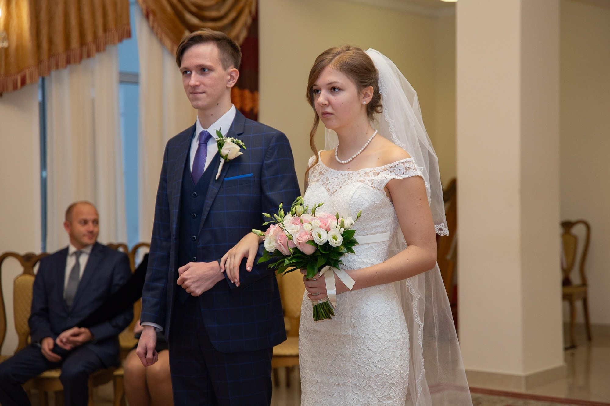 Свадебная прогулка для молодой пары на ВДНХ в Москве осенью. Семейный и школьный фотограф в Москве Анна Ткач