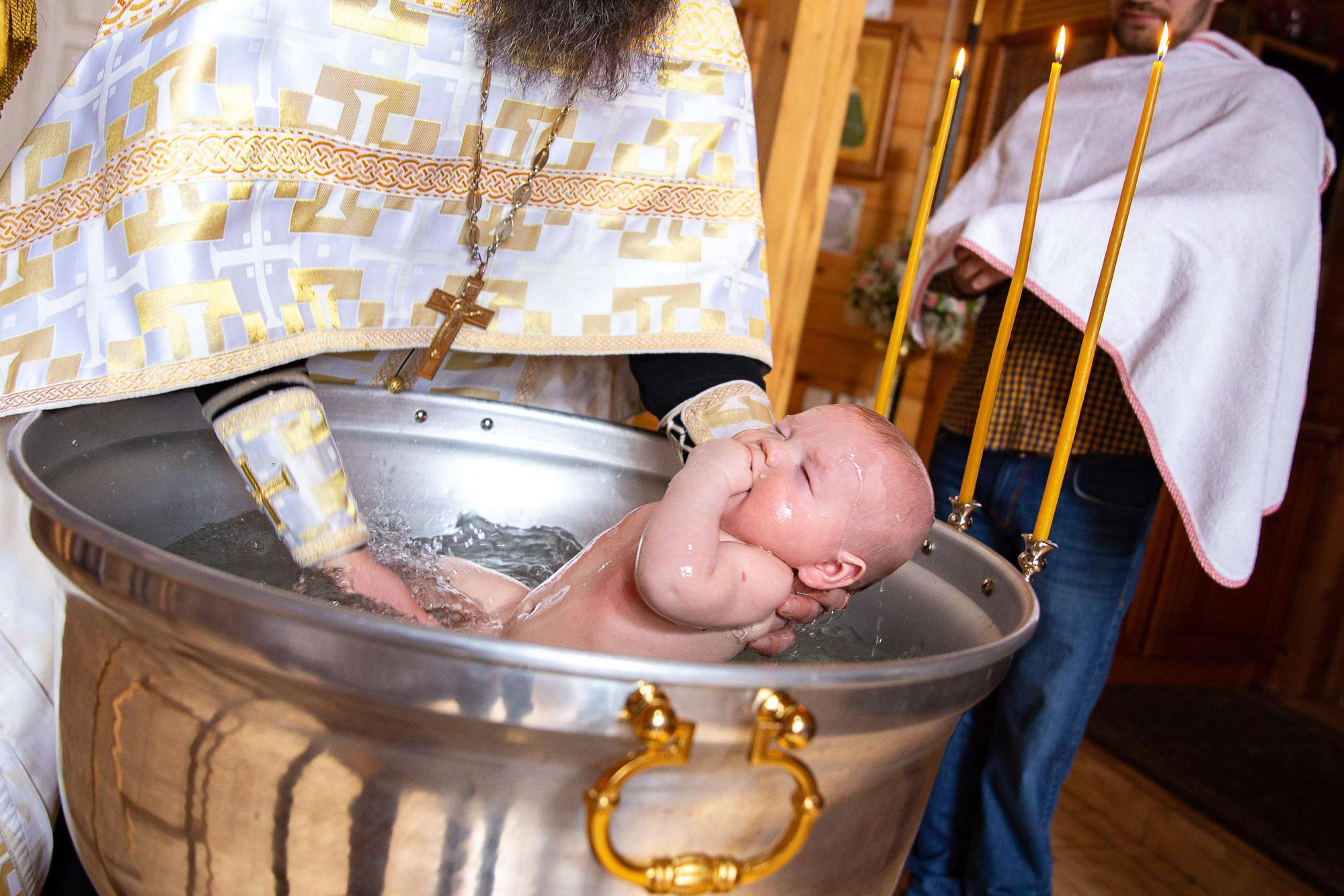 Крещение новорожденного мальчика в деревянном храме в Москве. Семейный и школьный фотограф в Москве Анна Ткач