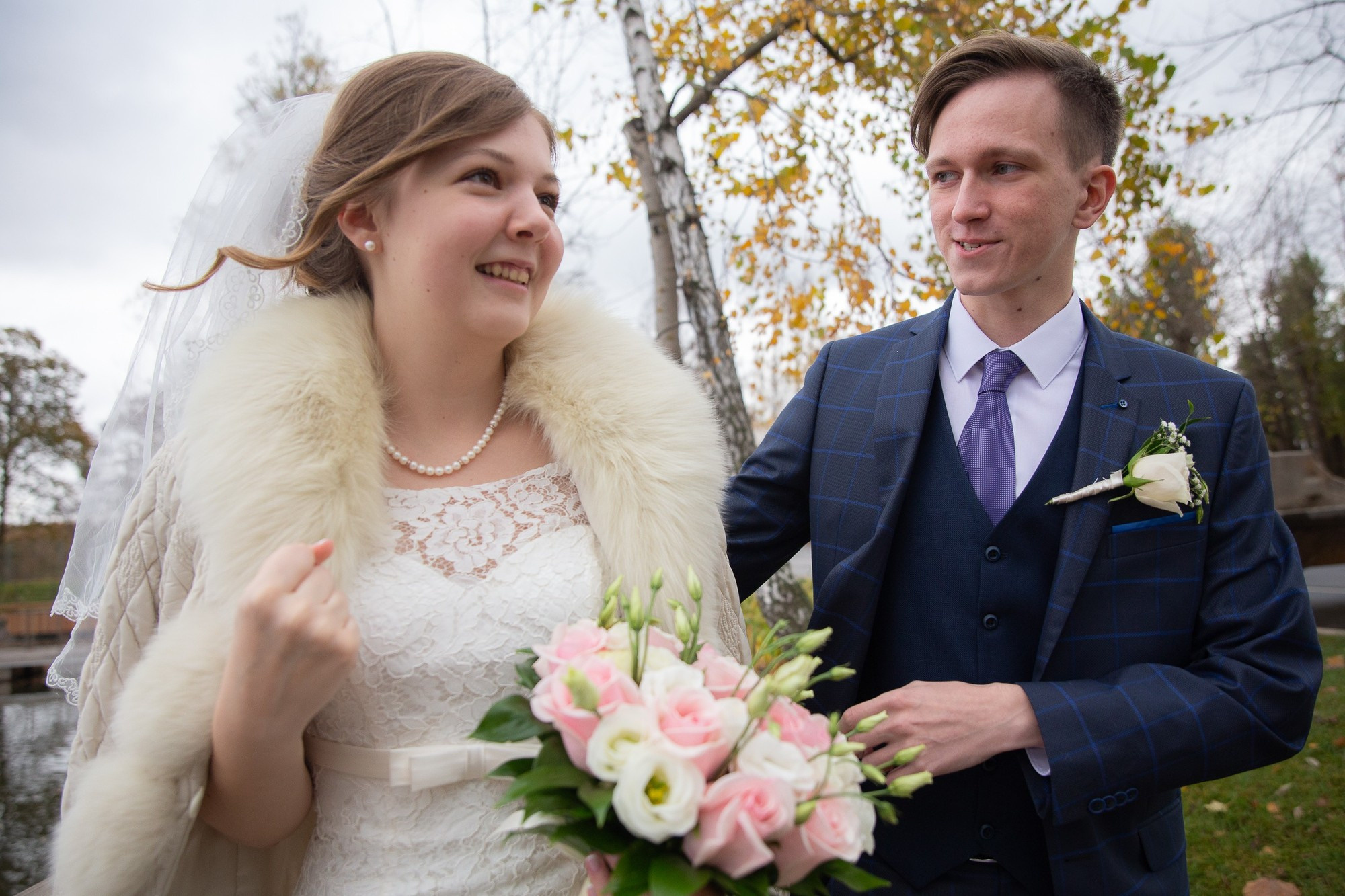 Свадебная прогулка для молодой пары на ВДНХ в Москве осенью. Семейный и школьный фотограф в Москве Анна Ткач