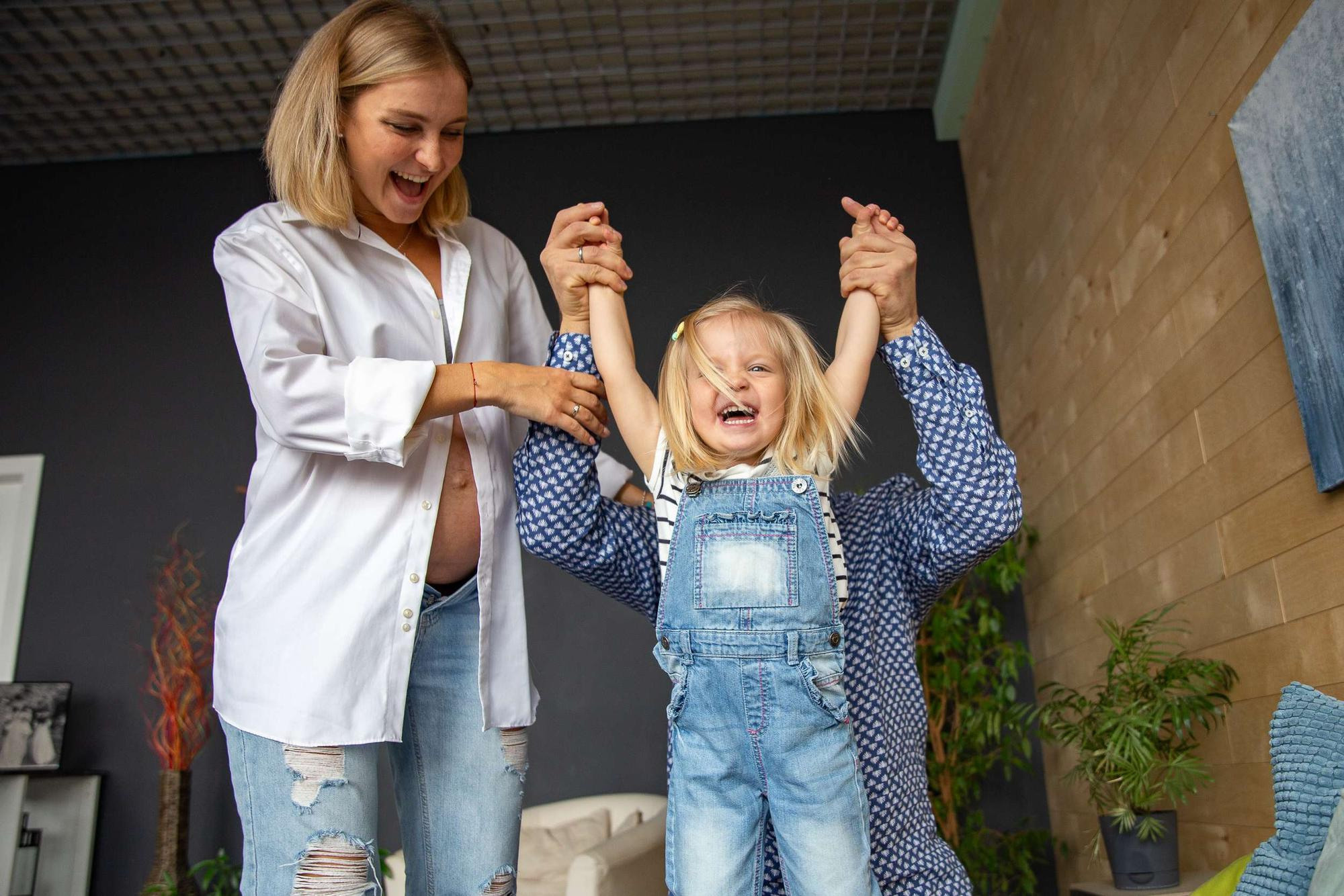 Студийная семейная съемка в ожидании второго малыша. Семейный и школьный фотограф в Москве Анна Ткач