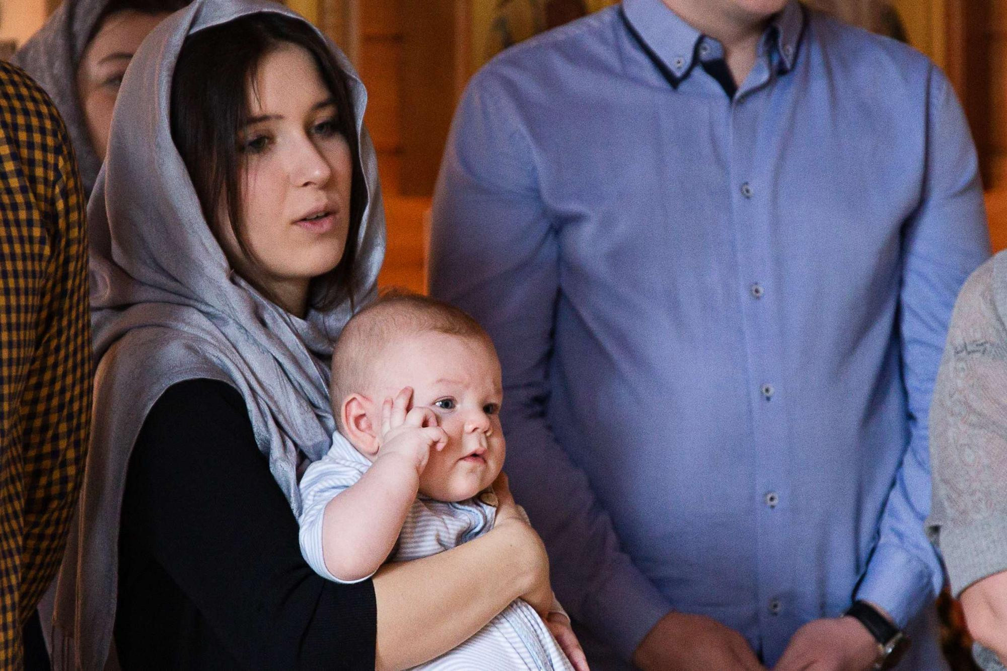 Крещение новорожденного мальчика в деревянном храме в Москве. Семейный и школьный фотограф в Москве Анна Ткач