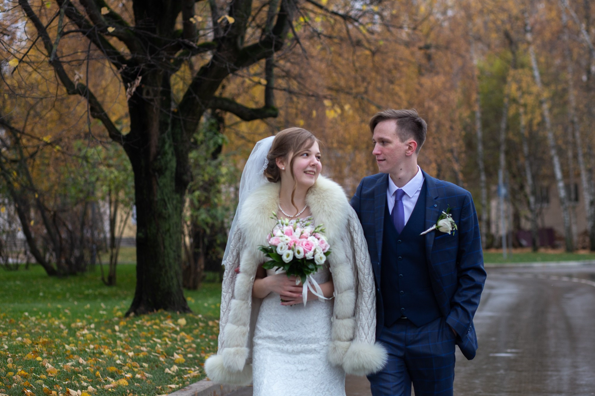 Свадебная прогулка для молодой пары на ВДНХ в Москве осенью. Семейный и школьный фотограф в Москве Анна Ткач