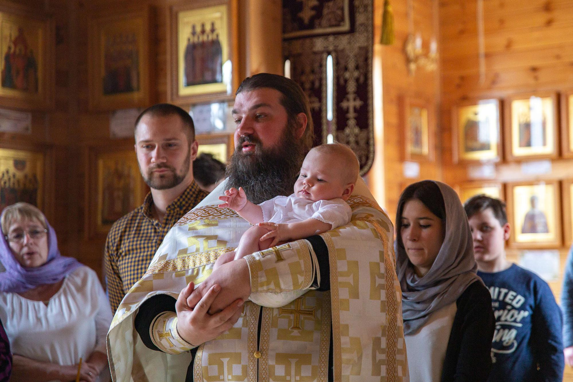 Крещение новорожденного мальчика в деревянном храме в Москве. Семейный и школьный фотограф в Москве Анна Ткач