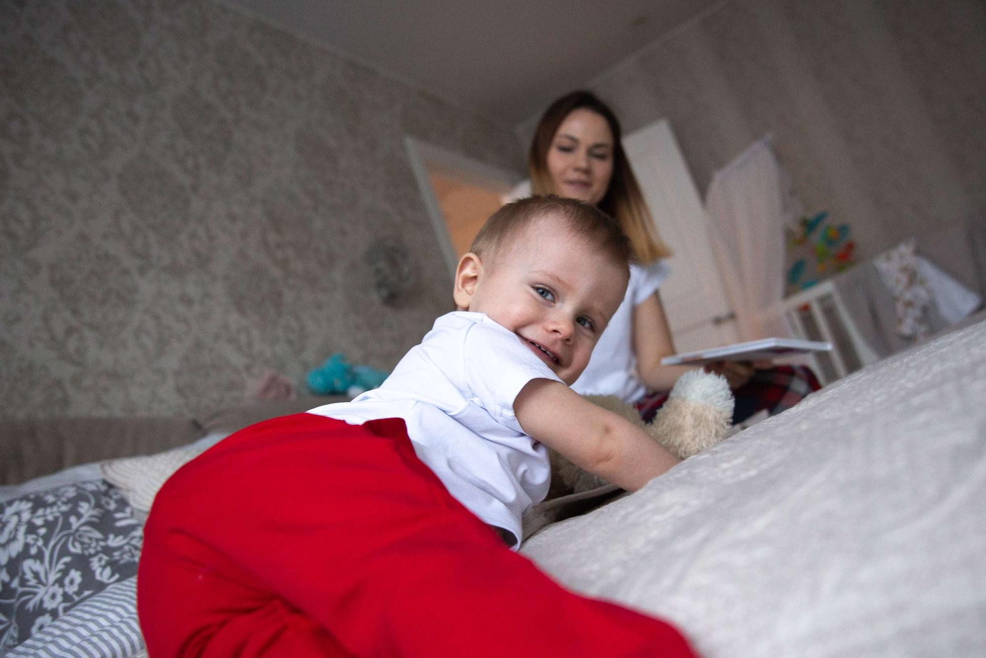 Новогодняя фотосессия в квартире для маленького мальчика и его мамы. Семейный и школьный фотограф в Москве Анна Ткач