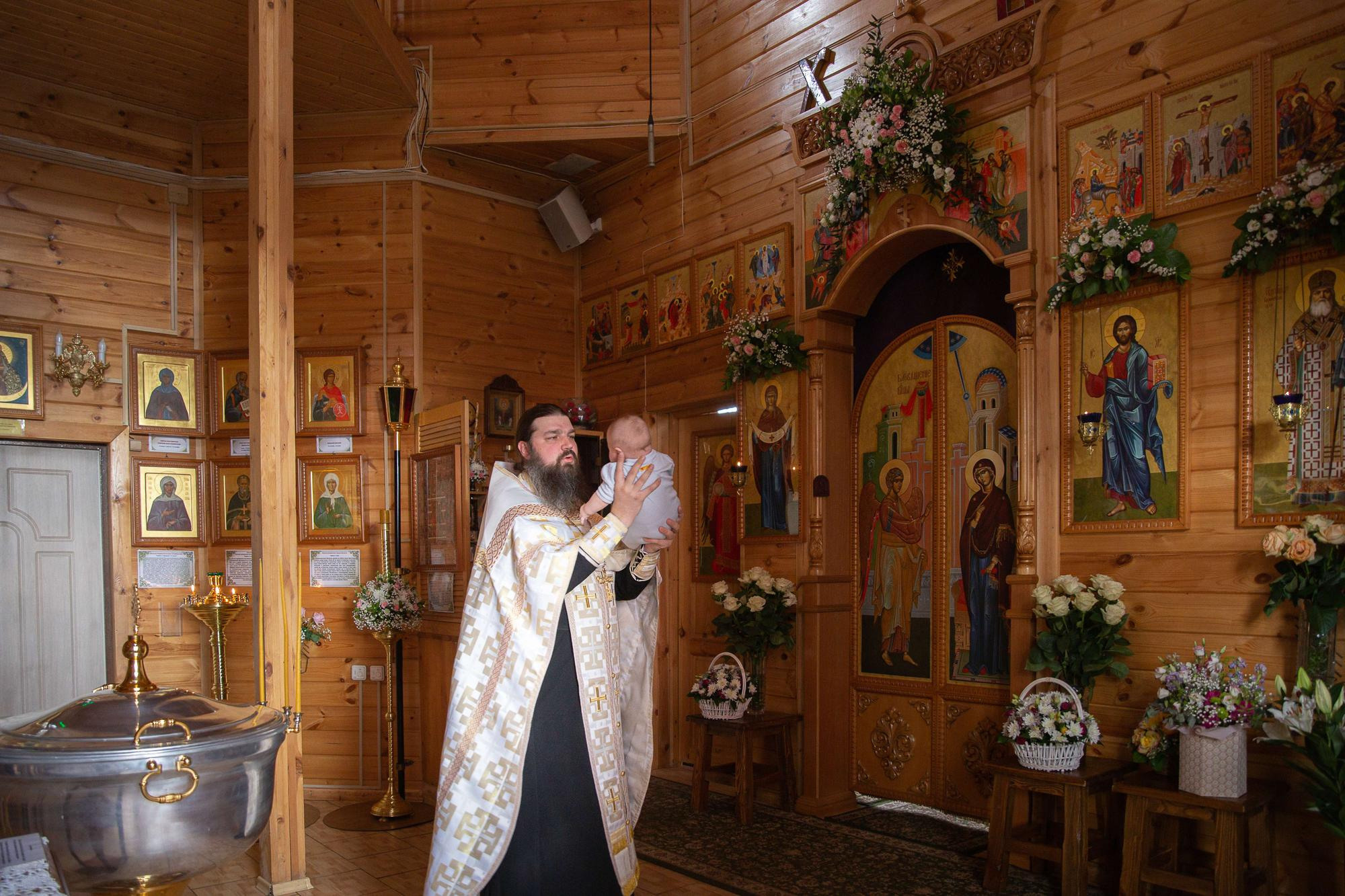 Крещение новорожденного мальчика в деревянном храме в Москве. Семейный и школьный фотограф в Москве Анна Ткач