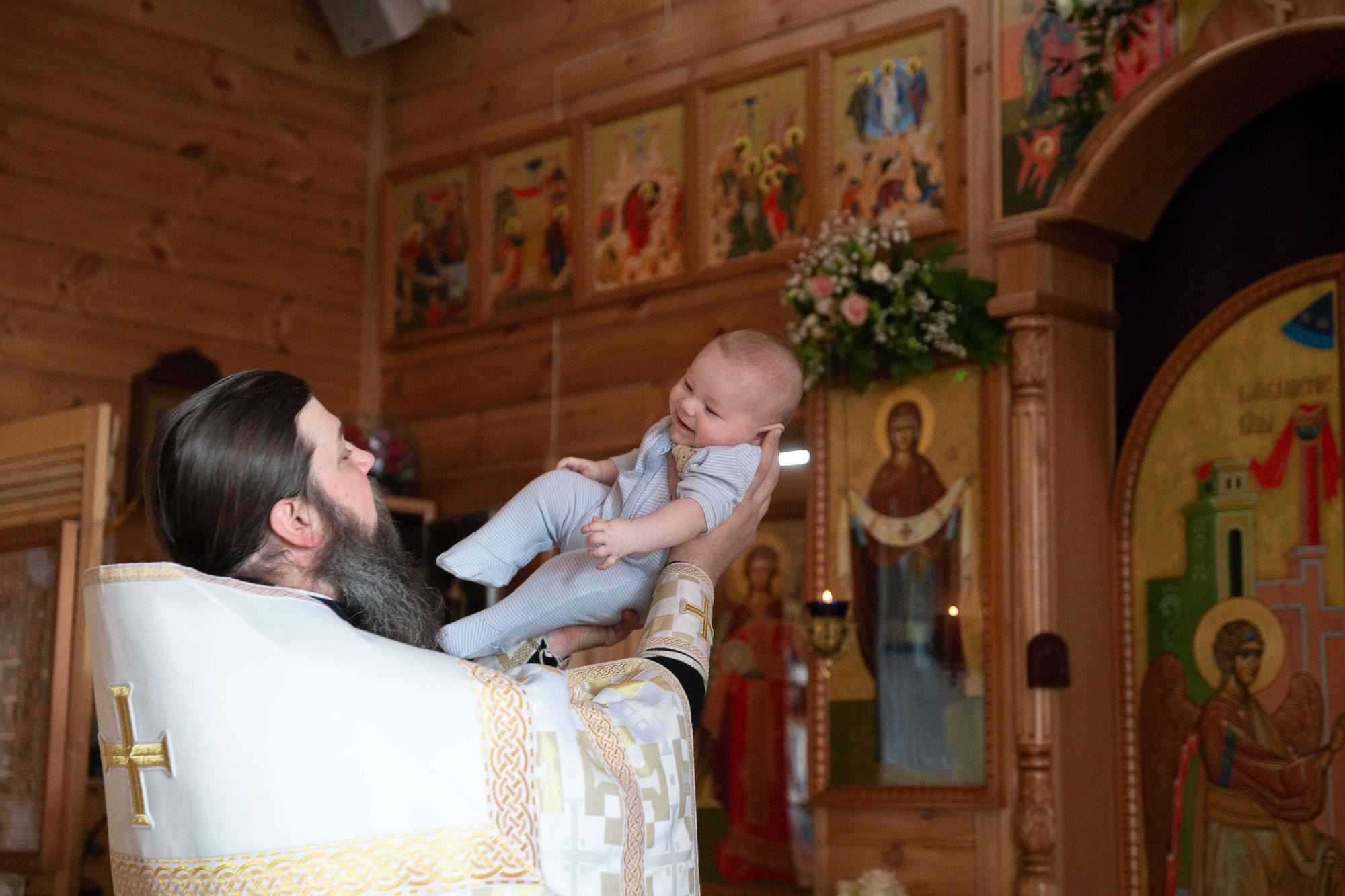 Крещение новорожденного мальчика в деревянном храме в Москве. Семейный и школьный фотограф в Москве Анна Ткач