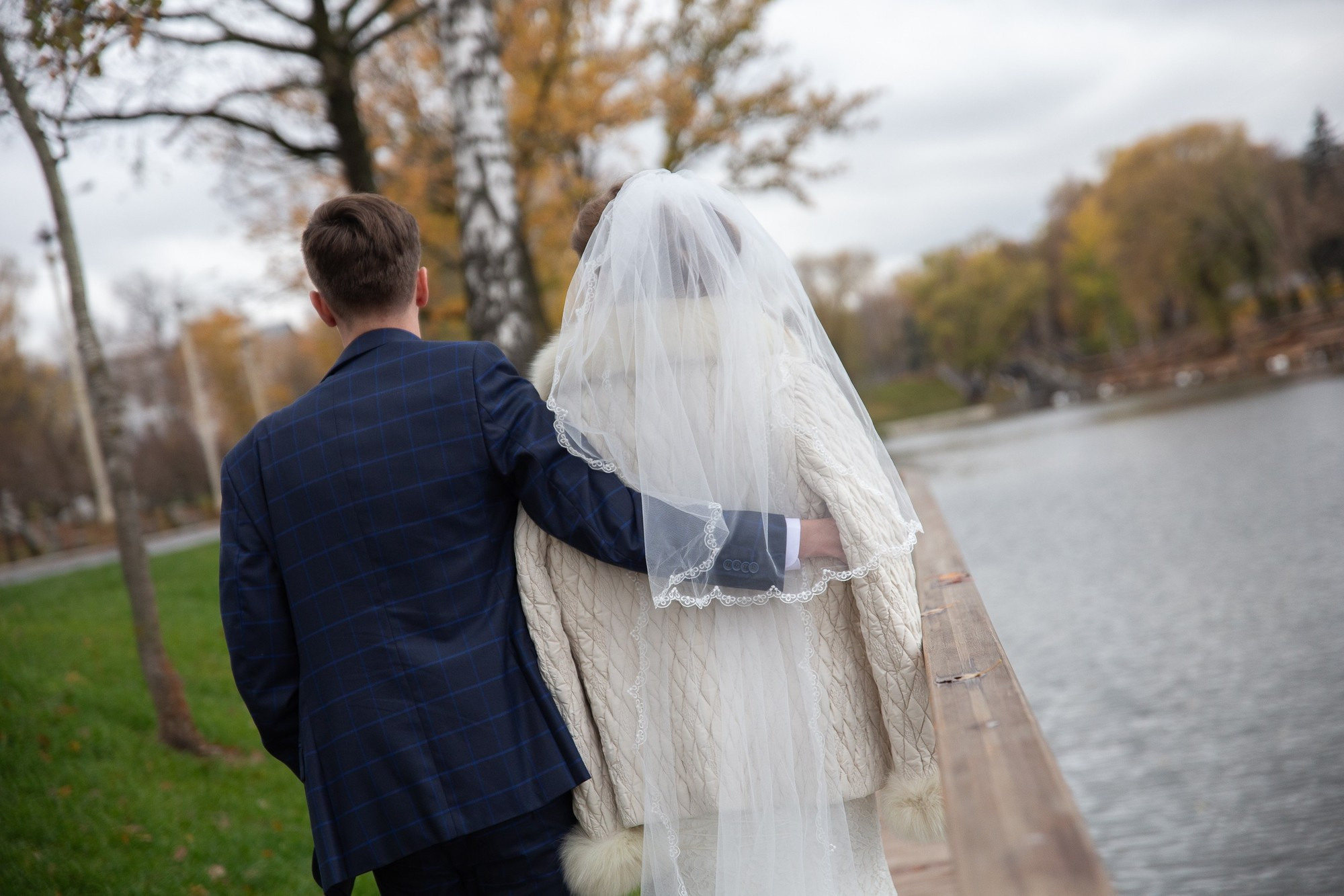 Свадебная прогулка для молодой пары на ВДНХ в Москве осенью. Семейный и школьный фотограф в Москве Анна Ткач