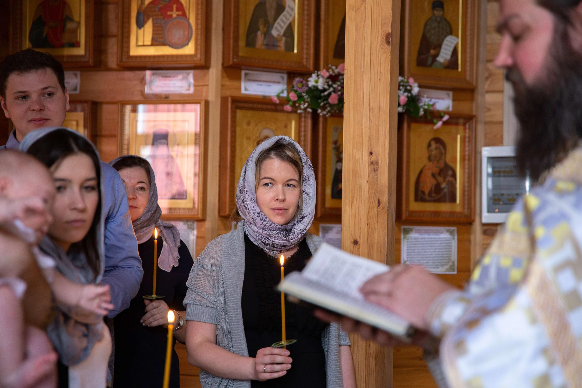 Крещение новорожденного мальчика в деревянном храме в Москве. Семейный и школьный фотограф в Москве Анна Ткач