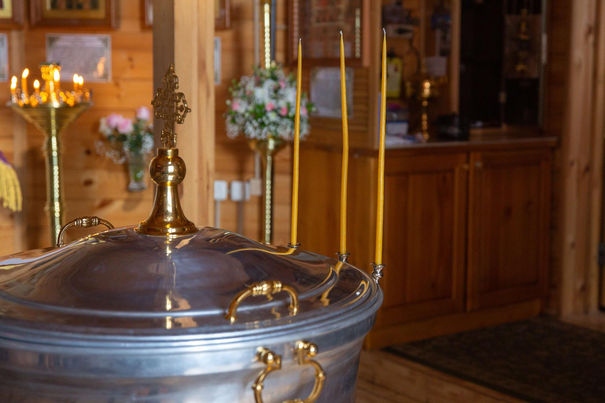 Крещение новорожденного мальчика в деревянном храме в Москве. Семейный и школьный фотограф в Москве Анна Ткач