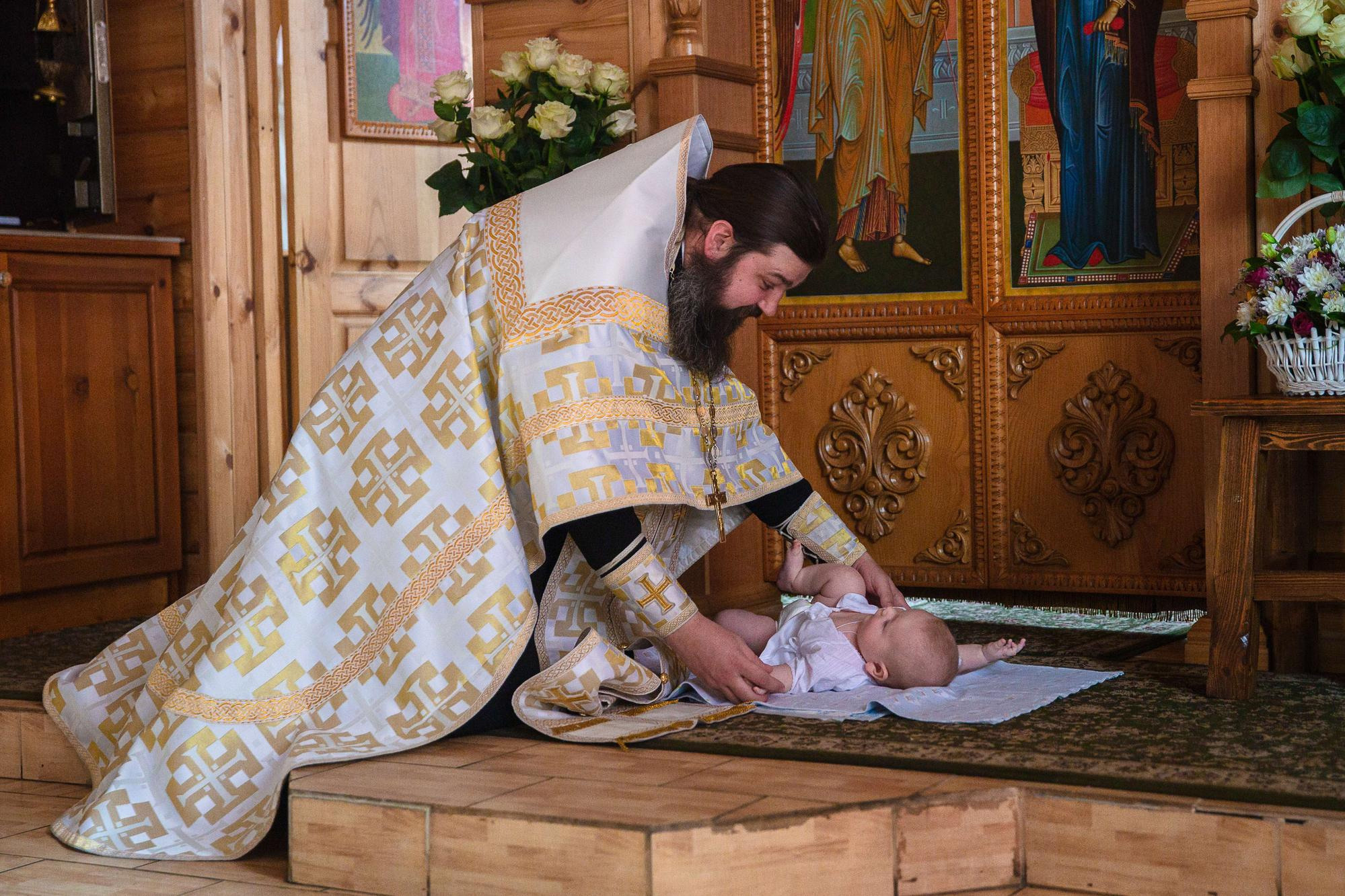 Крещение новорожденного мальчика в деревянном храме в Москве. Семейный и школьный фотограф в Москве Анна Ткач