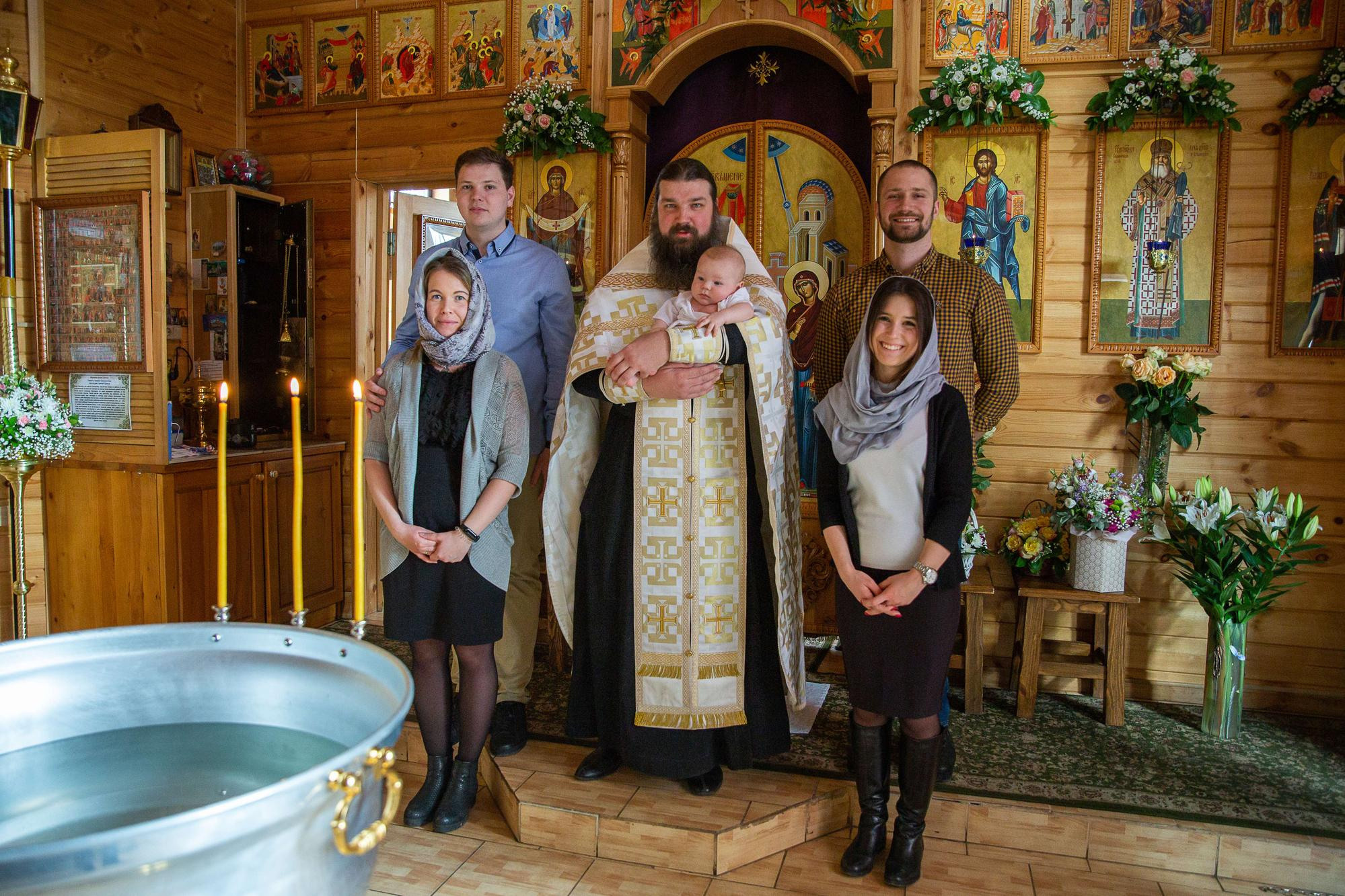 Крещение новорожденного мальчика в деревянном храме в Москве. Семейный и школьный фотограф в Москве Анна Ткач