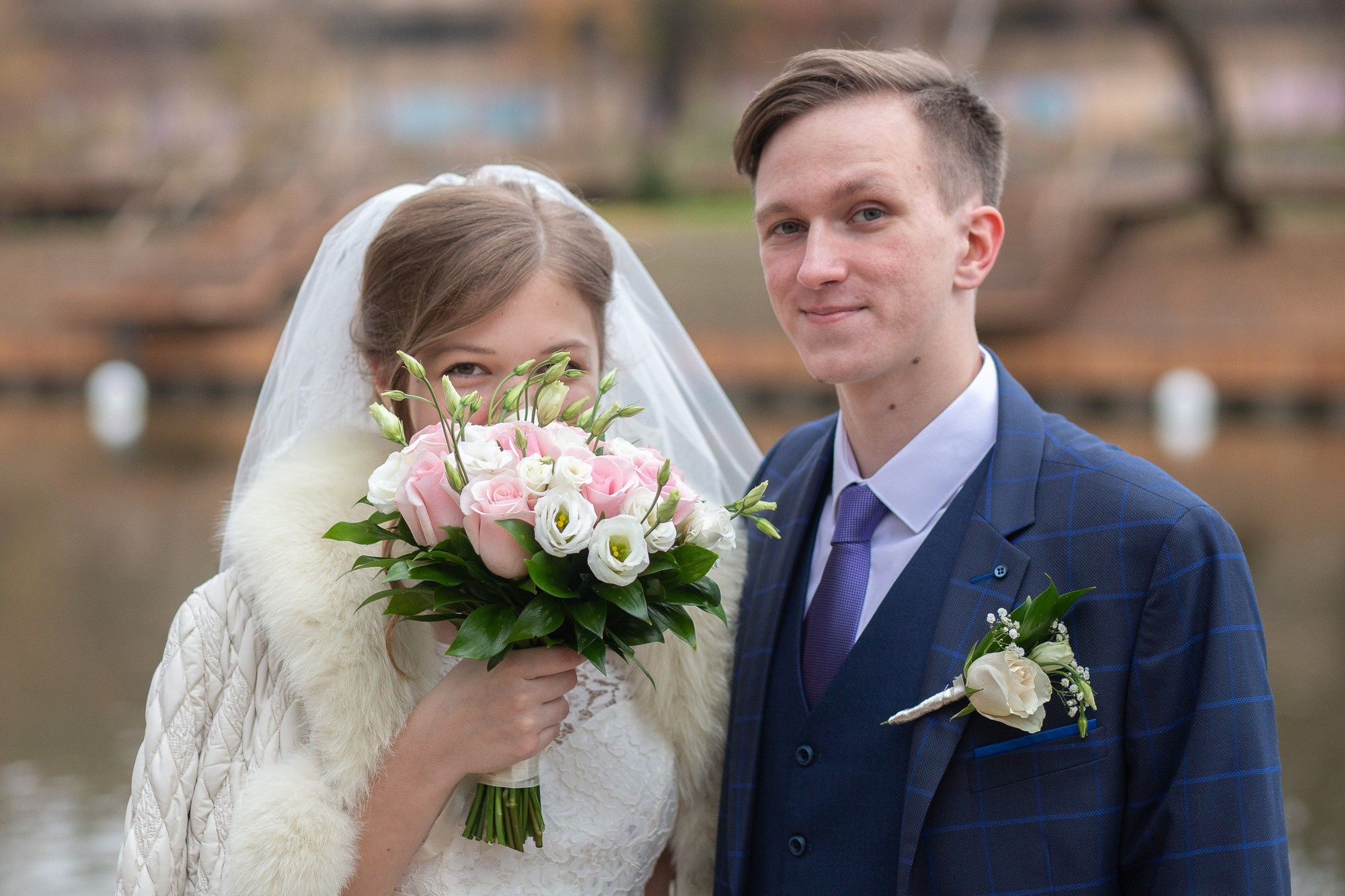 Свадебная прогулка для молодой пары на ВДНХ в Москве осенью. Семейный и школьный фотограф в Москве Анна Ткач