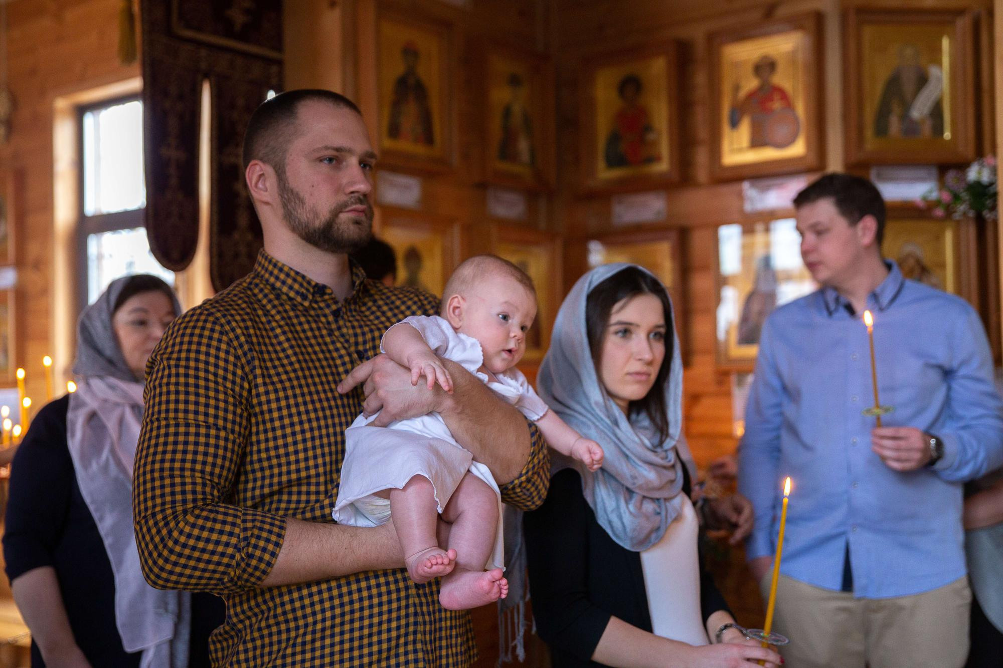 Крещение новорожденного мальчика в деревянном храме в Москве. Семейный и школьный фотограф в Москве Анна Ткач