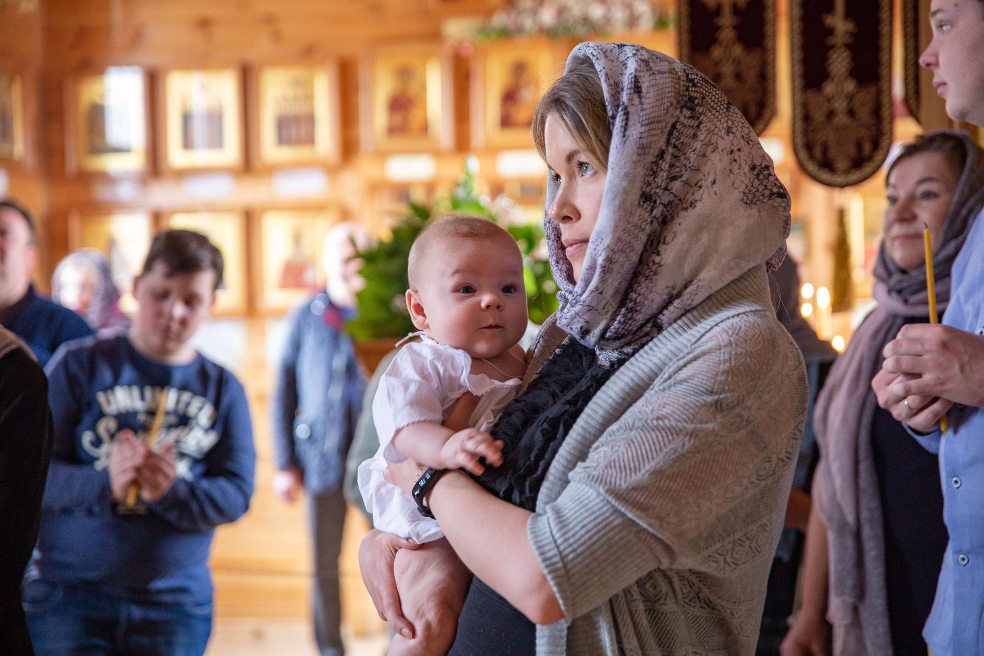 Крещение новорожденного мальчика в деревянном храме в Москве. Семейный и школьный фотограф в Москве Анна Ткач