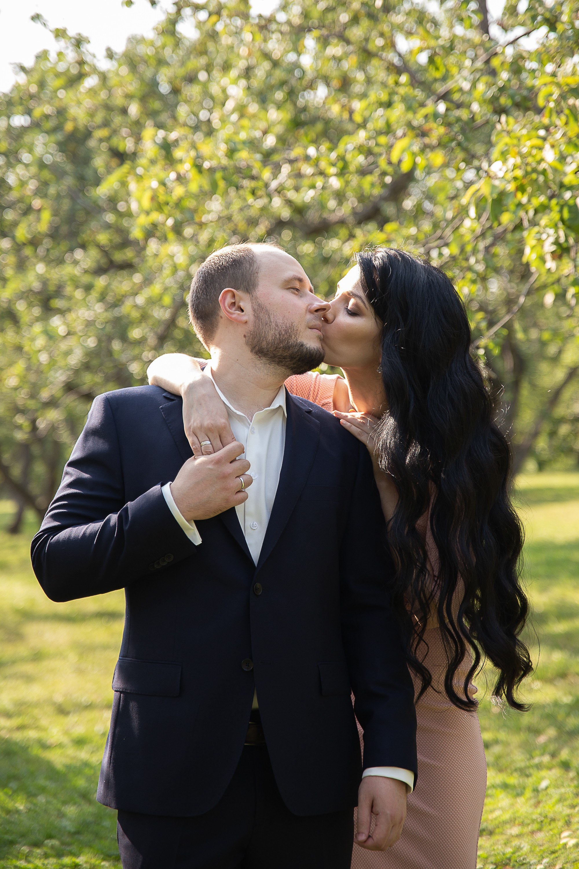 Свадебная прогулка в парке Коломенское в Москве летом. Семейный и школьный фотограф в Москве Анна Ткач