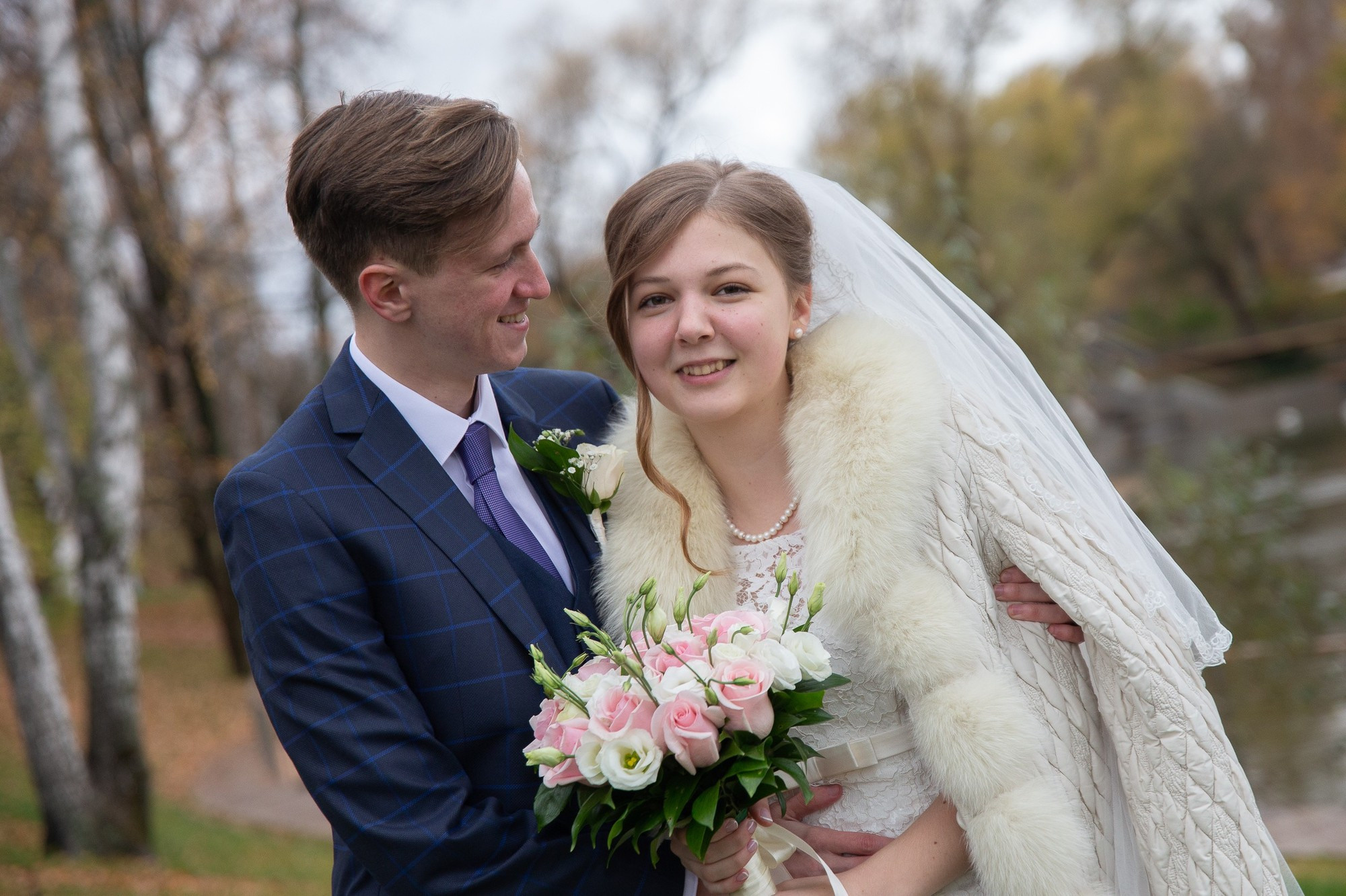 Свадебная прогулка для молодой пары на ВДНХ в Москве осенью. Семейный и школьный фотограф в Москве Анна Ткач