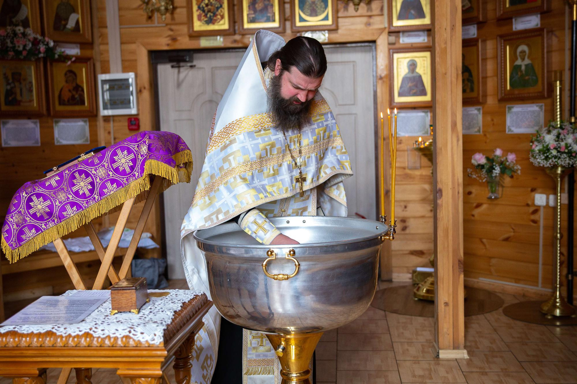 Крещение новорожденного мальчика в деревянном храме в Москве. Семейный и школьный фотограф в Москве Анна Ткач