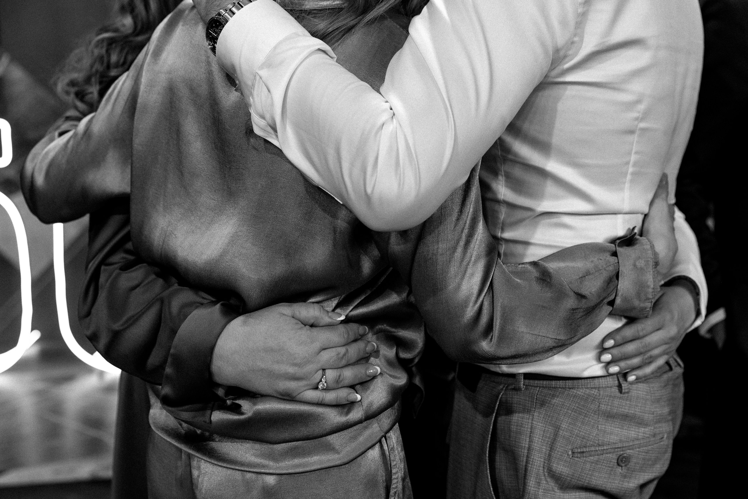 Здравствуйте! Я свадебный фотограф из Ульяновска, работаю в том числе по всей России и с выездом за границу. Снимаю свадьбы, lovestory, корпоративы, светский репортаж. Провожу обучение по фотографии, мастер-классы и воркшопы для других фотографов.