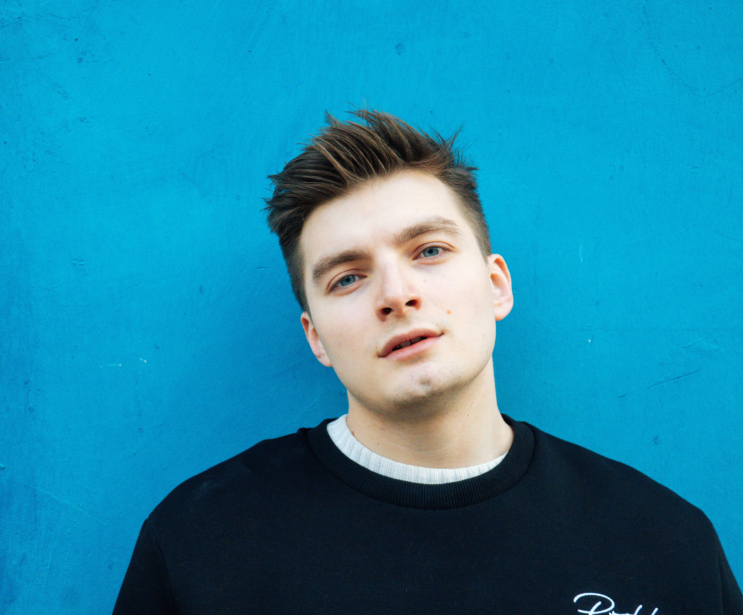 мужчина на синем фоне, мужчина в холодных тонах