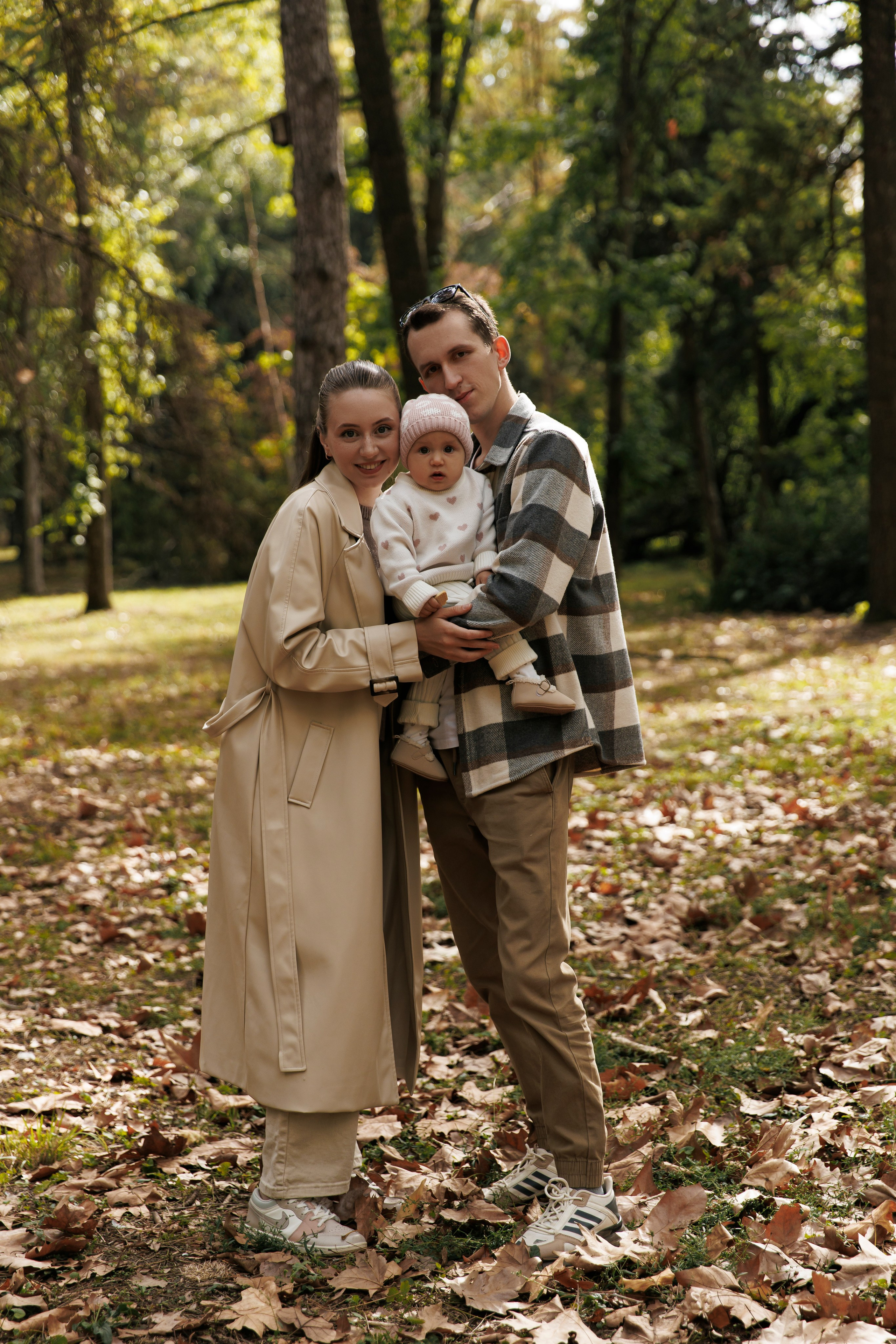 «Embracing Autumn: A Family Adventure Amidst Golden Leaves»