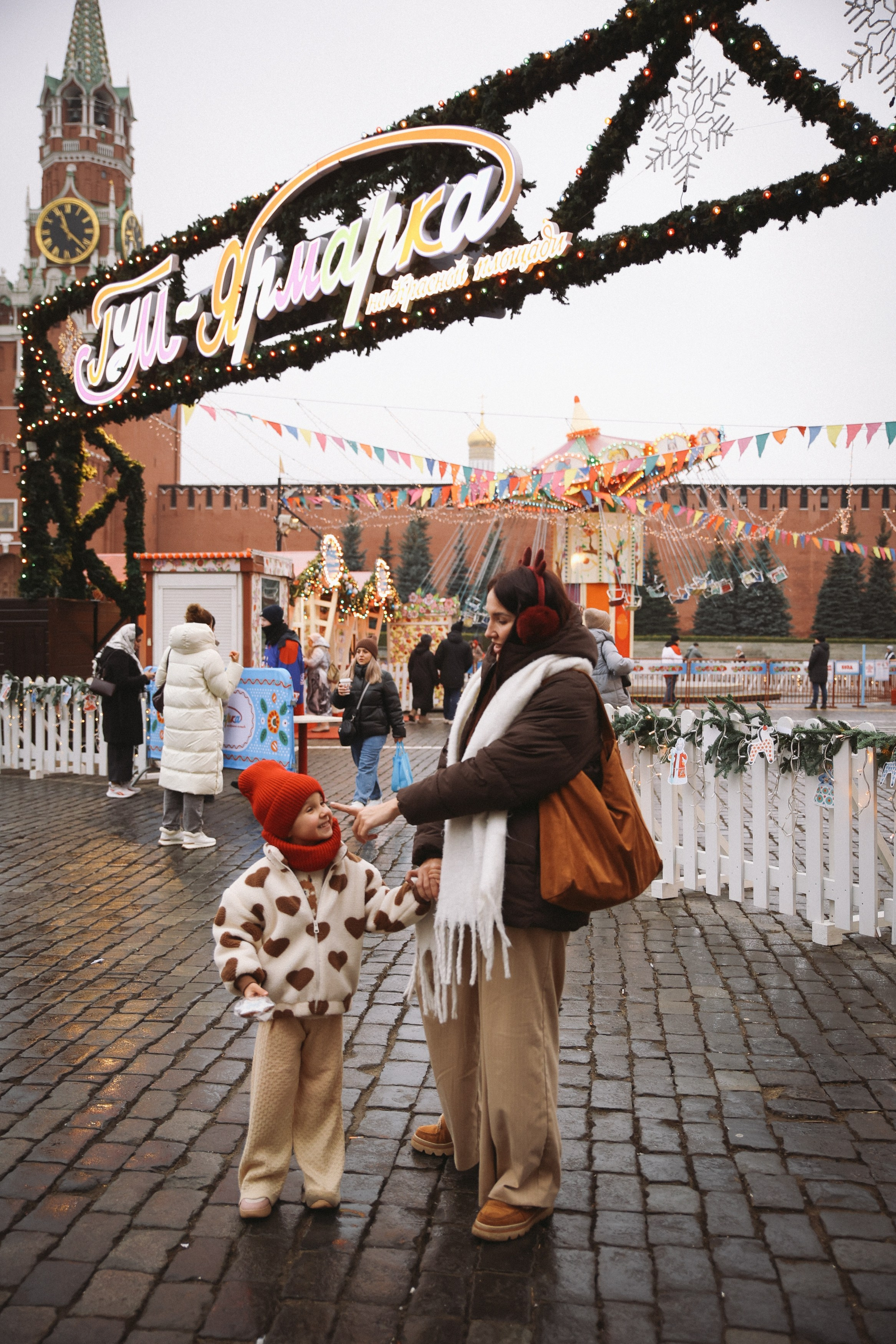 Новогодняя фотосессия на Гум ярмарка мама и дочка. Фотограф Владимир Москва