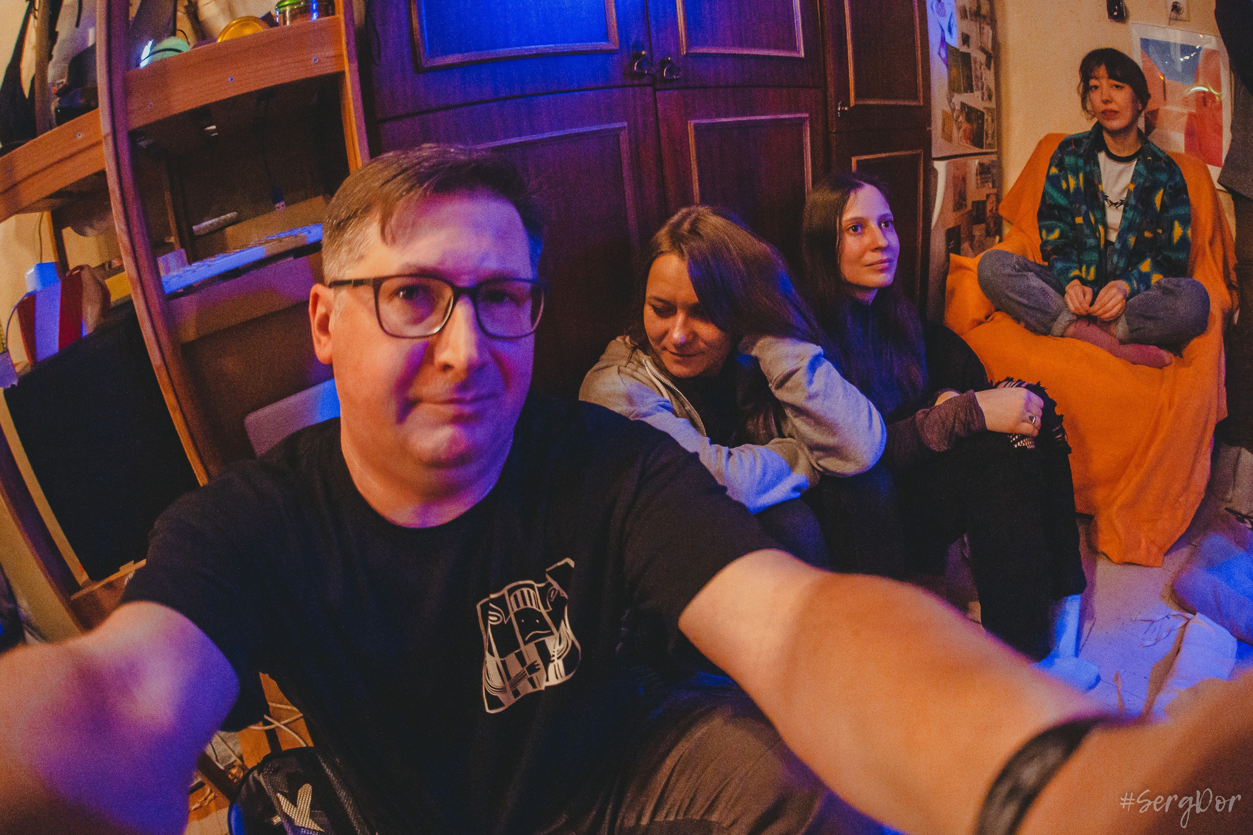 Рома Гонза, Ваня Пинженин, Квартирник у Мищенко, поэты, стихи, совершеннолетие, Санкт-Петербург, Питер, 16.11.2024, SergDor, 16 ноября 2024 года, #SergDor