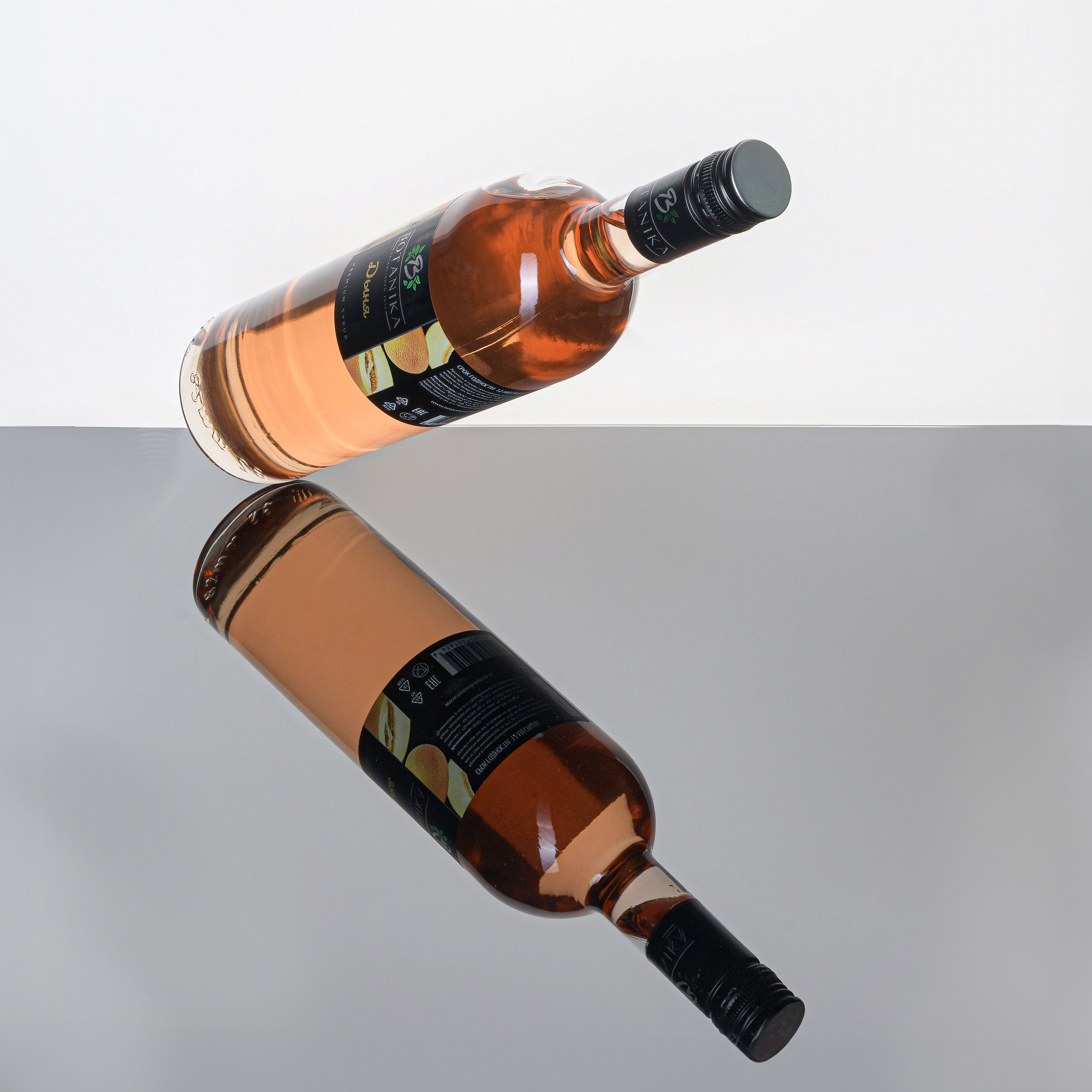 наклонная бутылка с отражением в стекле