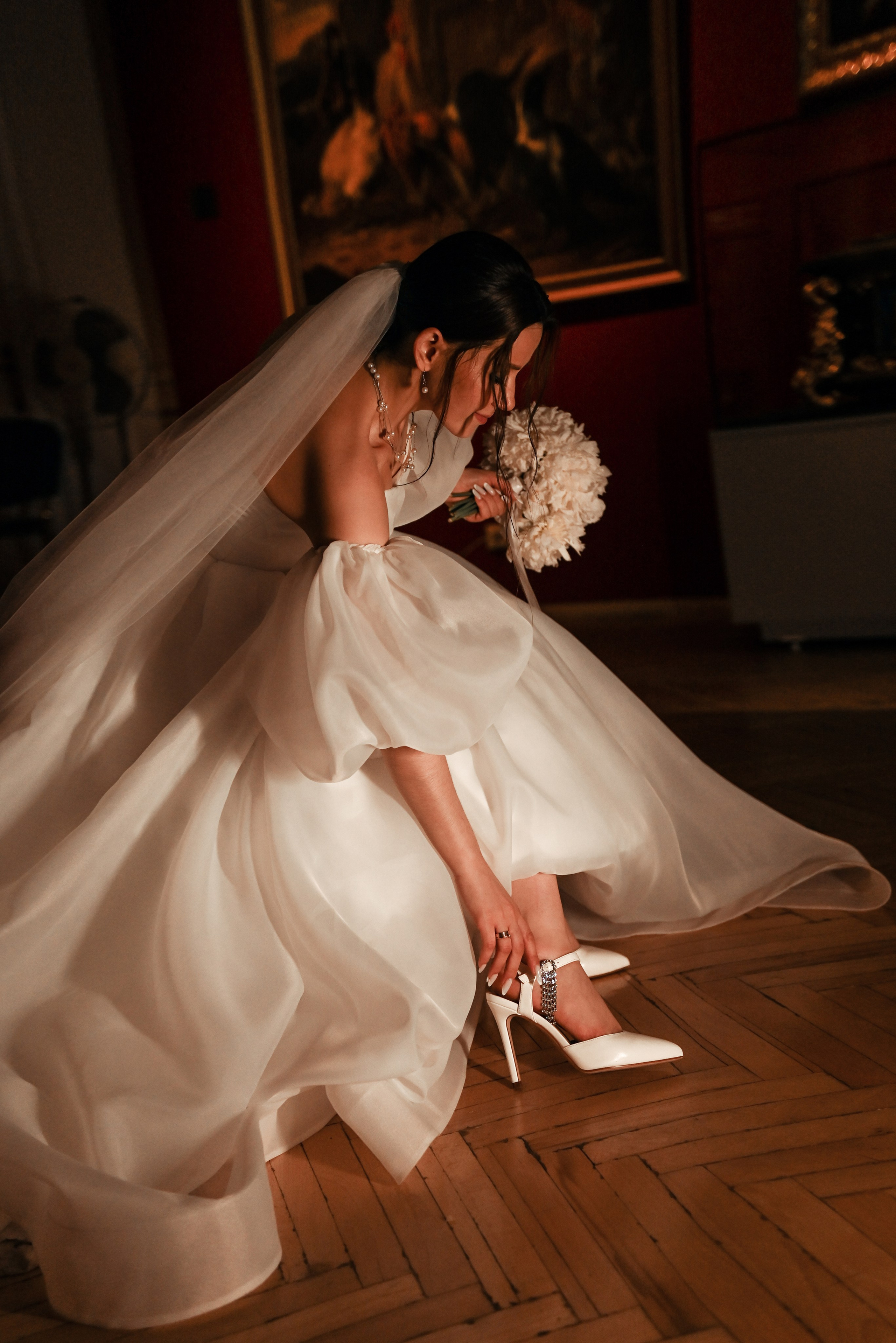 Небольшая свадебная серия в музее и прогулкой под дождем Эльмиры и Ризата. Свадебный, семейный, детский, контент фотограф в Омске Максим Ильин