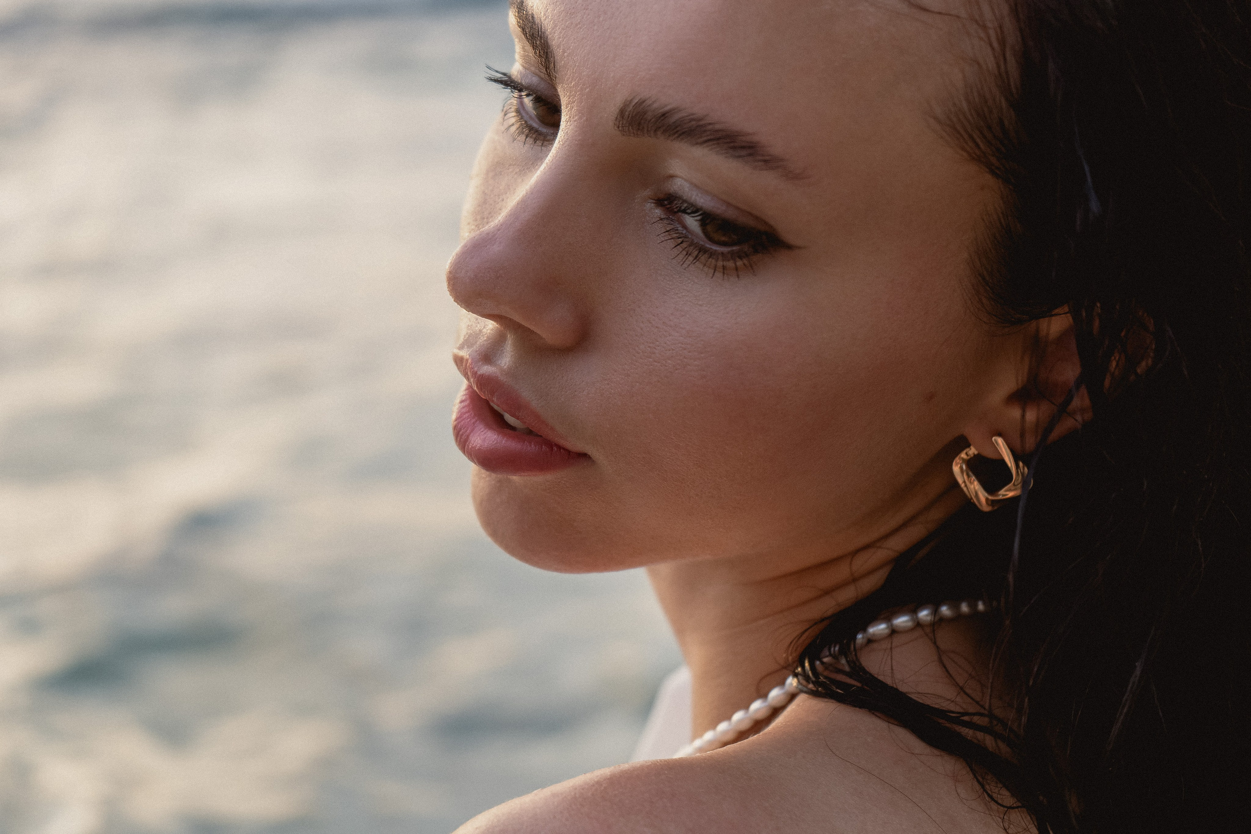 Эмоциональный портрет на Пхукете — искусство вашего образа, эмоций и красоты в виде индивидуальной фотосессии. Ян Долматов — фотограф, видеограф и продюсер на Пхукете, Таиланд