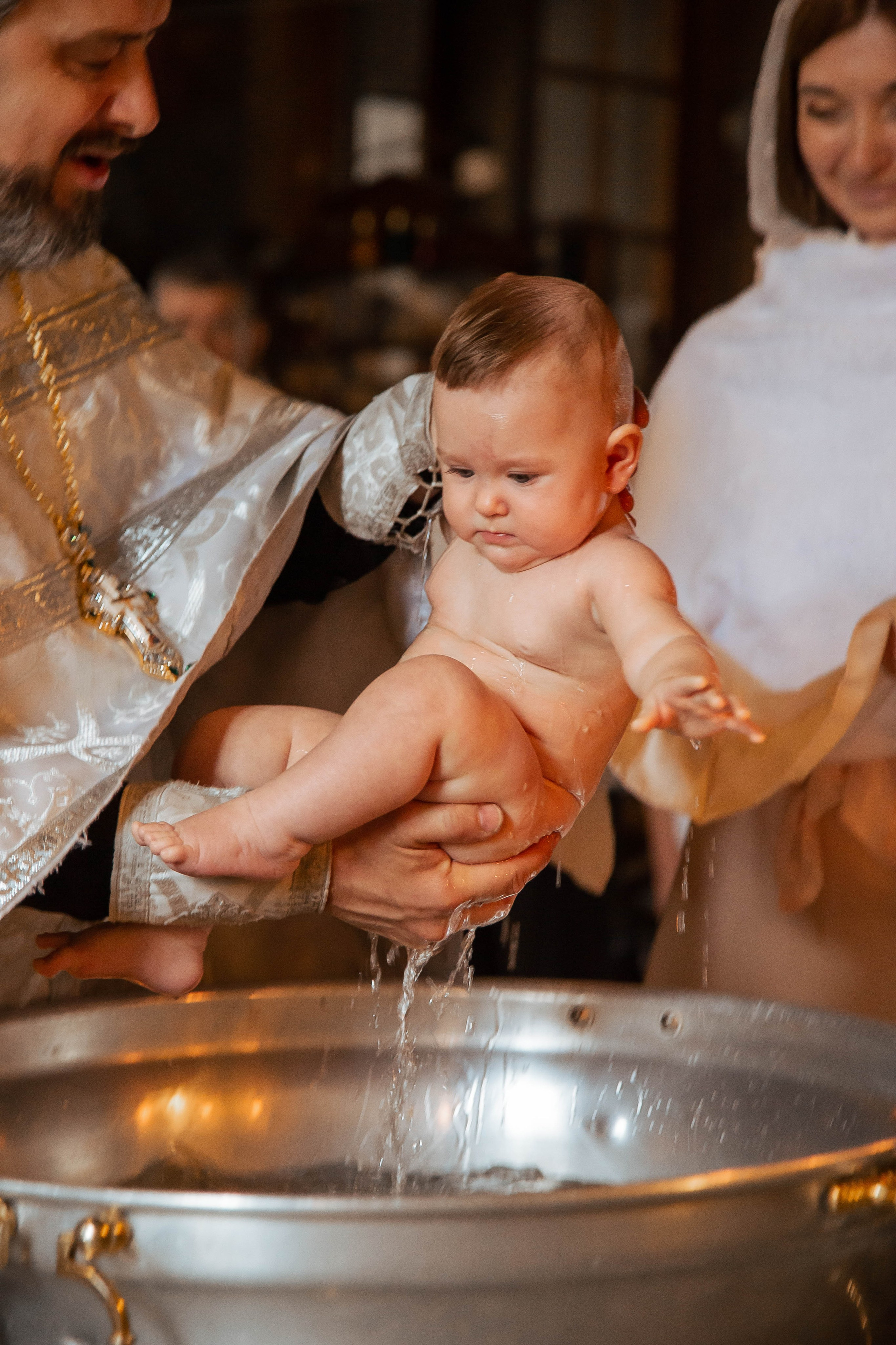 Репортажная съемка крещения — трогательные кадры таинства в Москве. Фотограф Анна Татаурова | Авторская фотосъемка в Москве