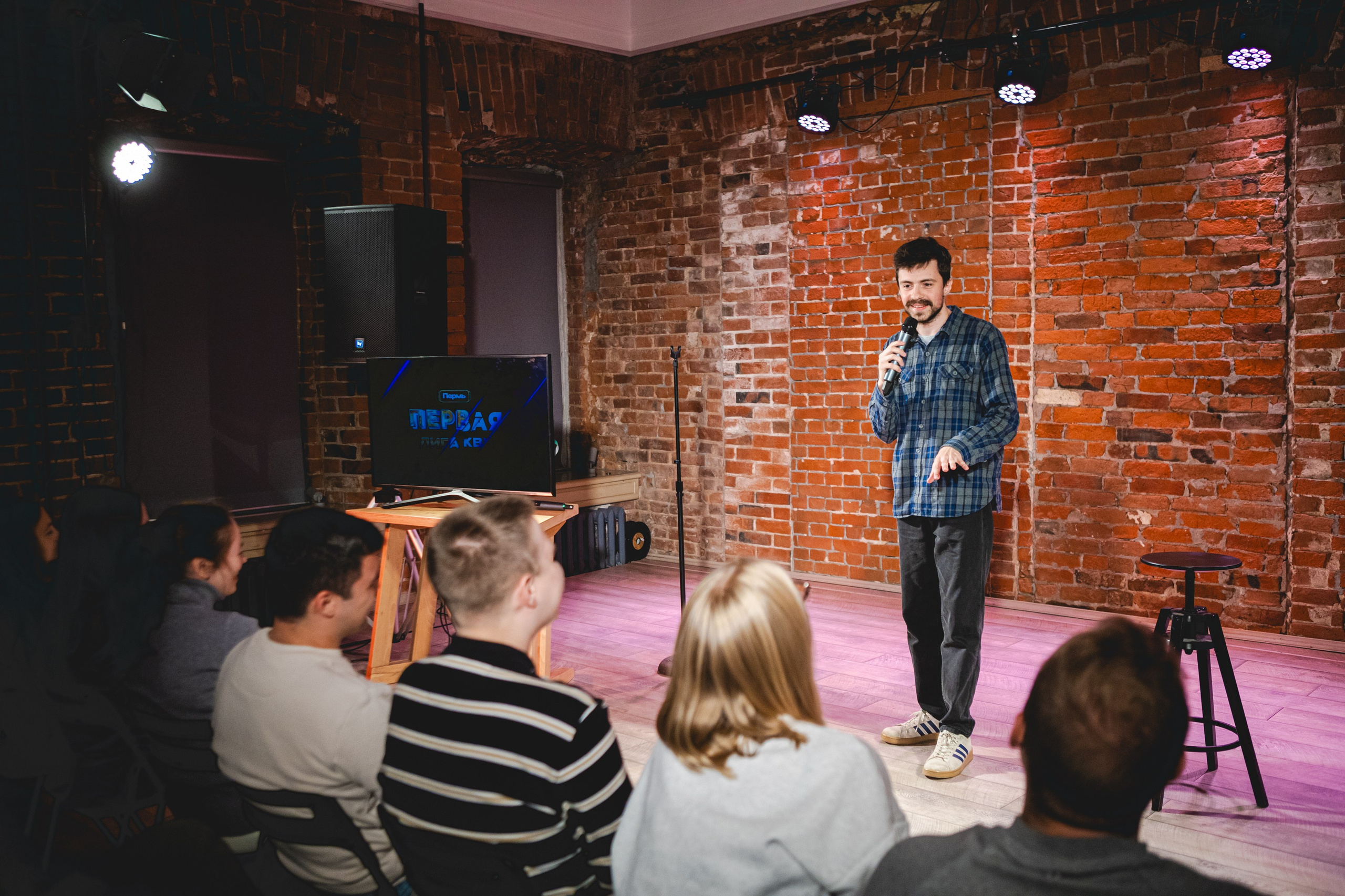 Фотографии стендапа Первой лиги КВН в Перми. Репортажный фотограф в Перми Денис Голдобин