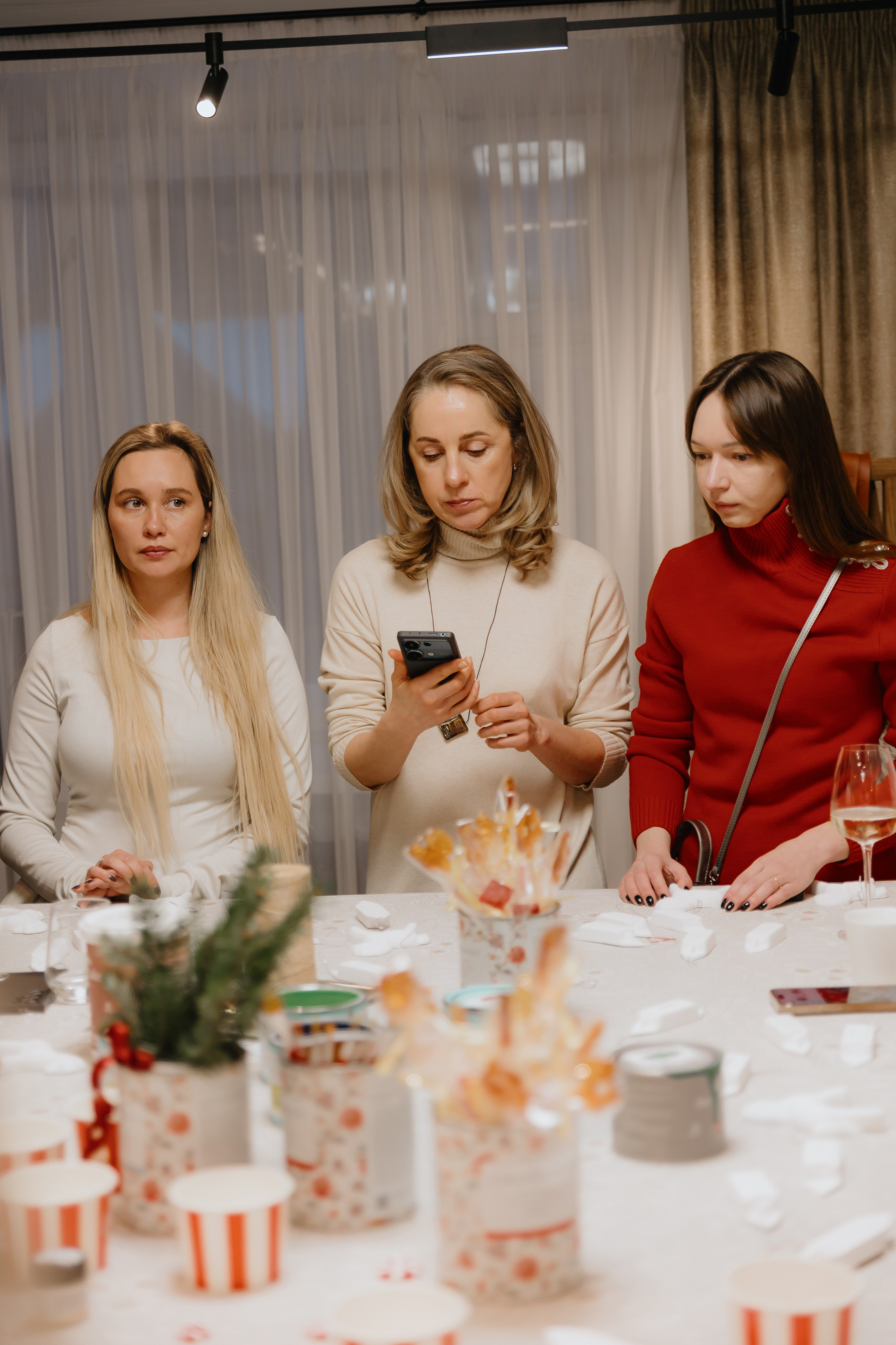 Предновогодний «Кофе-рейв» в L. DECO 17 декабря 2025 года. L. Deco интерьерный салон. Краски/обои/лепной декор