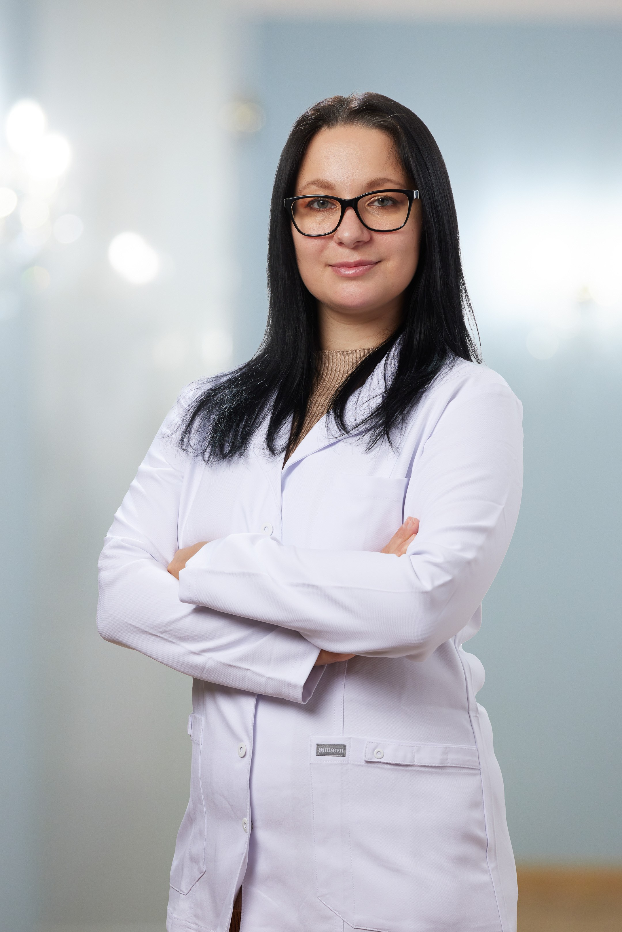 Business portrait of a female doctor against a blurred interior background - photographer Andrey Dunin