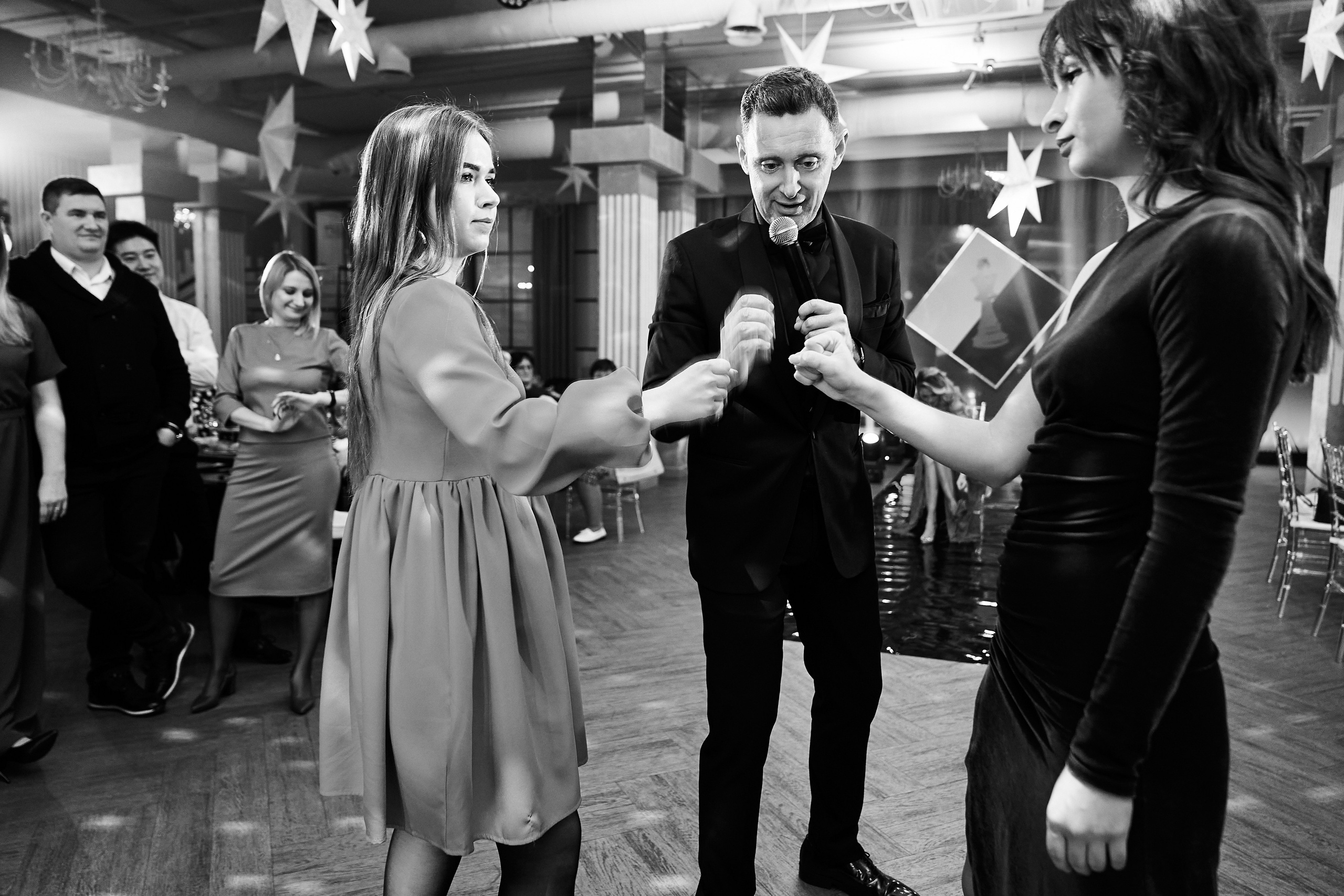 Ведущий взаимодействует с гостями 