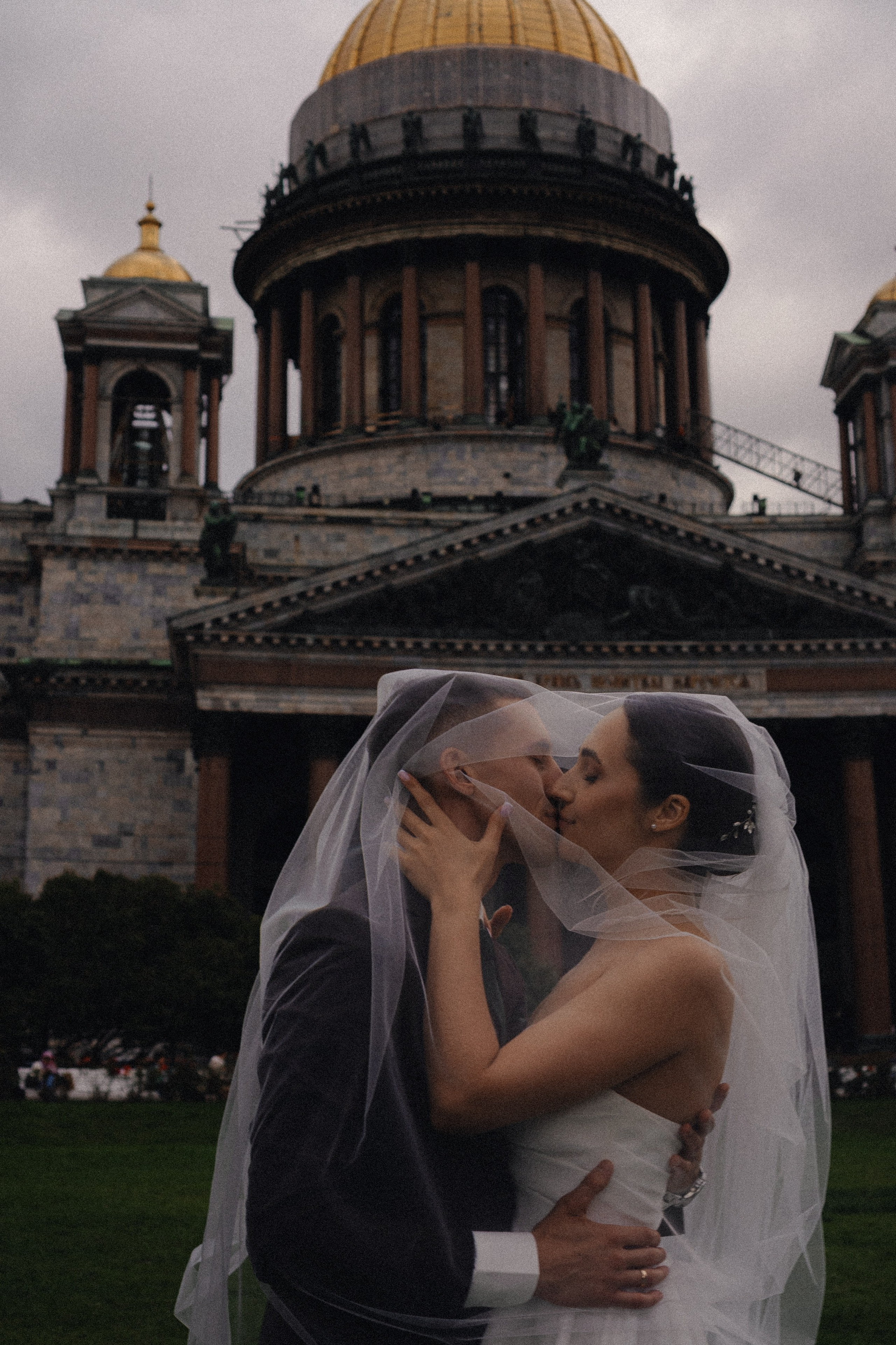 СВАДЕБНАЯ ПРОГУЛКА В САНТК-ПЕТЕРБУРГЕ (ИСАКИЕВСКИЙ СОБОР, ЗИМНЯЯ КАНАВКА, ЭРМИТАЖ И БОЛЬШАЯ МОРСКАЯ УЛИЦА). Профессиональный фотограф, Санкт-Петербург — Виктория Богомолова