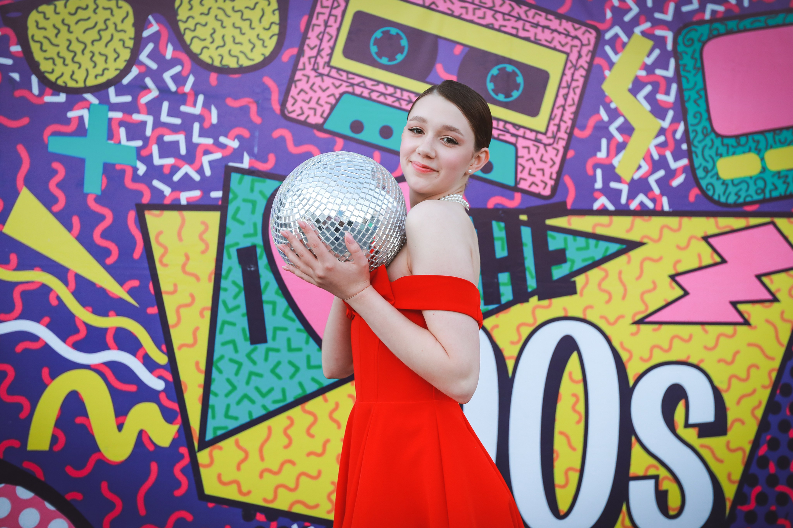 Тематическая ретро фотосессия в Липецке на выпускной. Красивая девушка в красном платье.